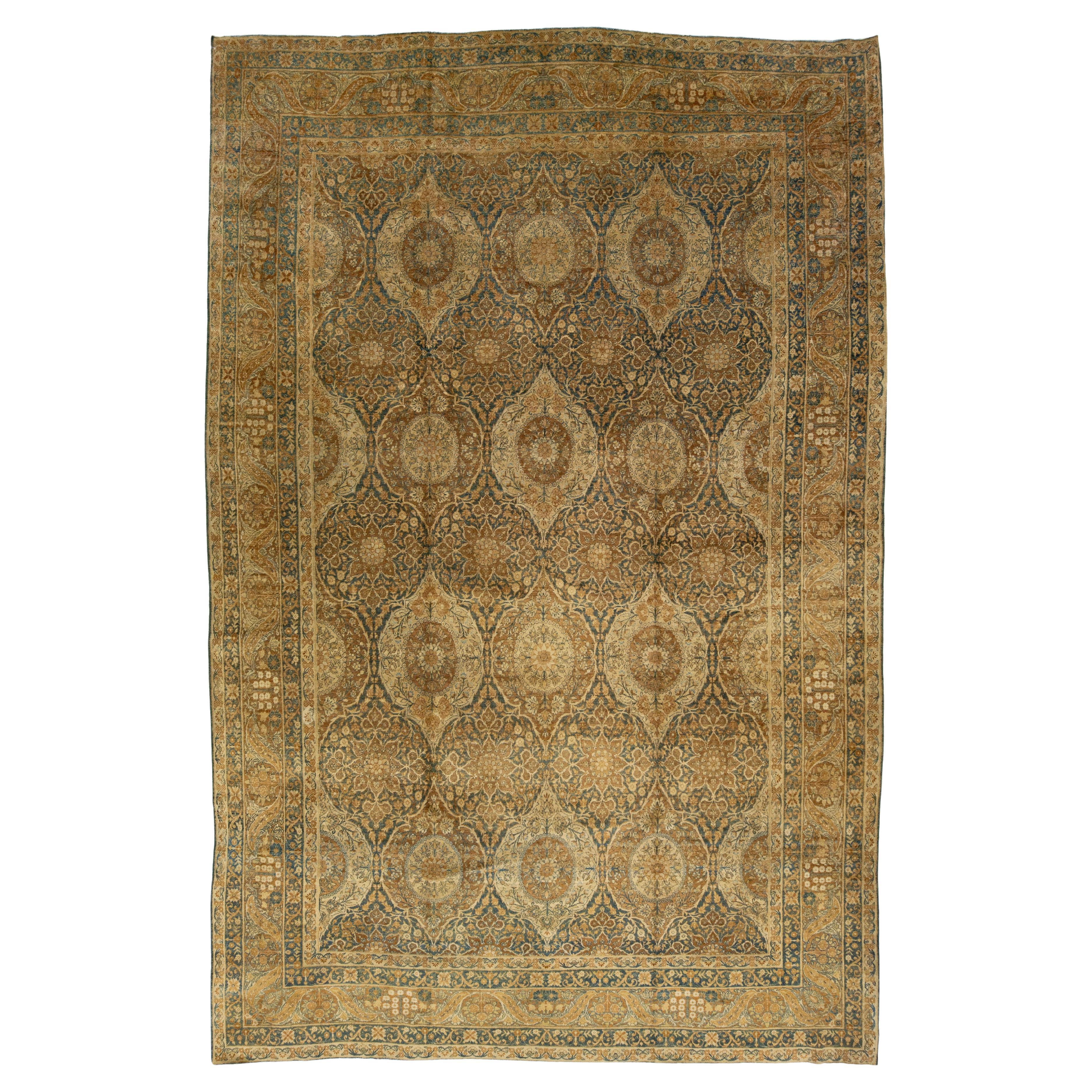 Tapis persan ancien Kerman bleu fait à la main avec un motif sur toute la surface