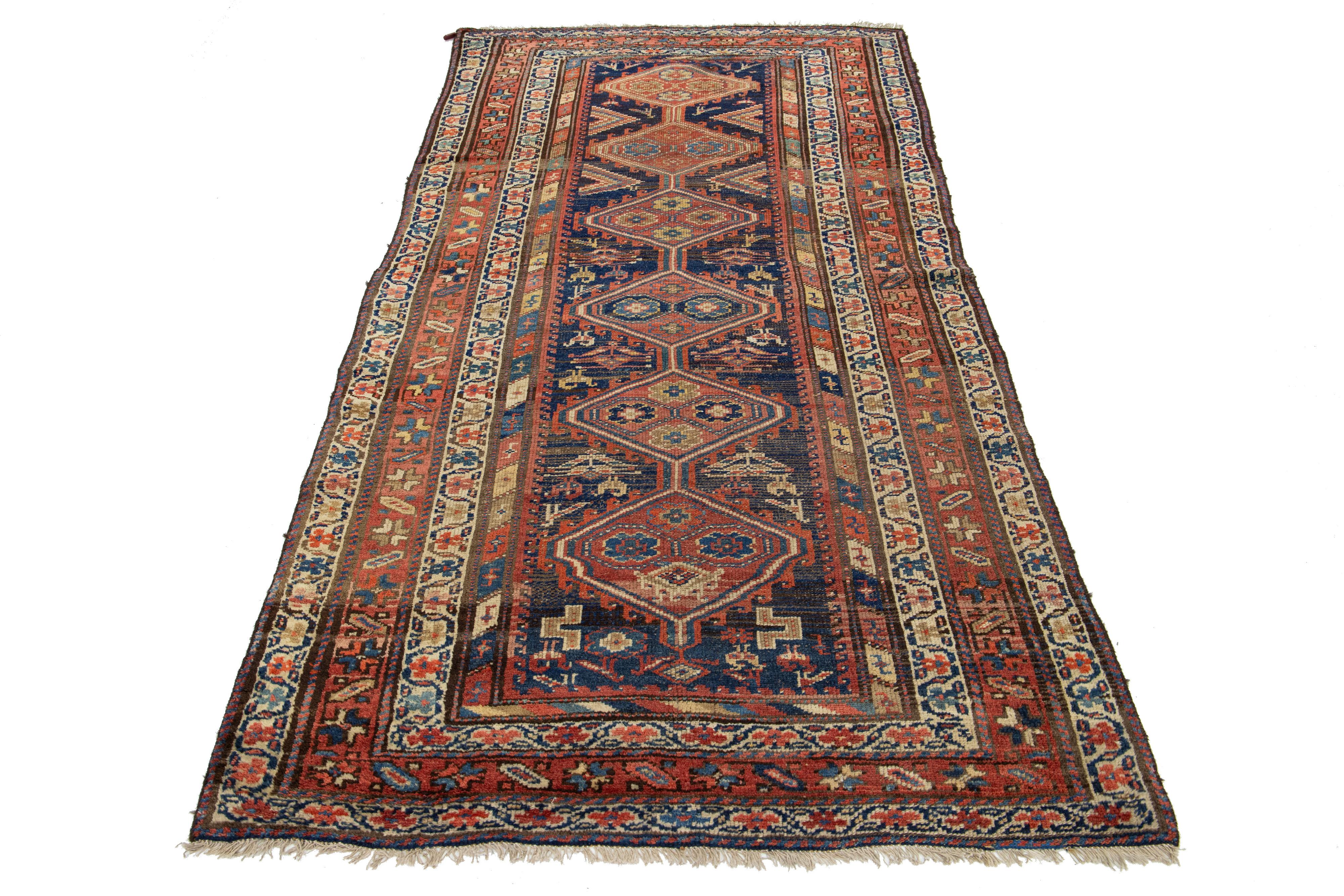 Questo bellissimo tappeto curdo in lana annodato a mano del XX secolo presenta un campo di colori blu navy e marrone. Presenta splendidi accenti multicolore in uno splendido design all-over.

Questo tappeto misura 4'2