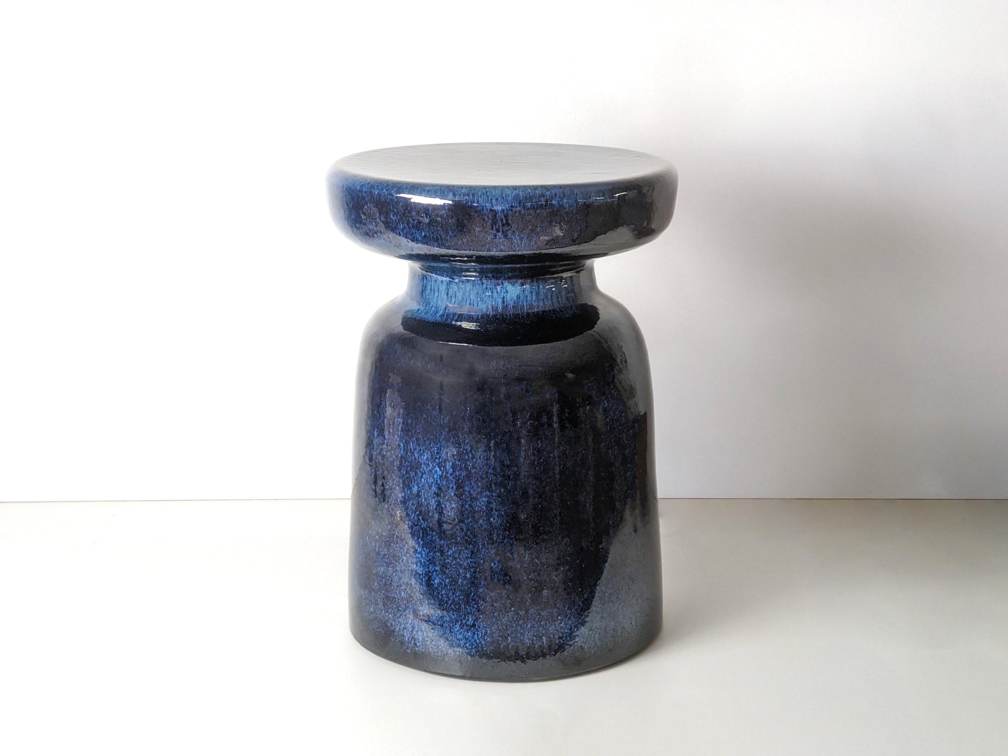 Taburete de gres cerámico azul hecho a mano Portugués en venta