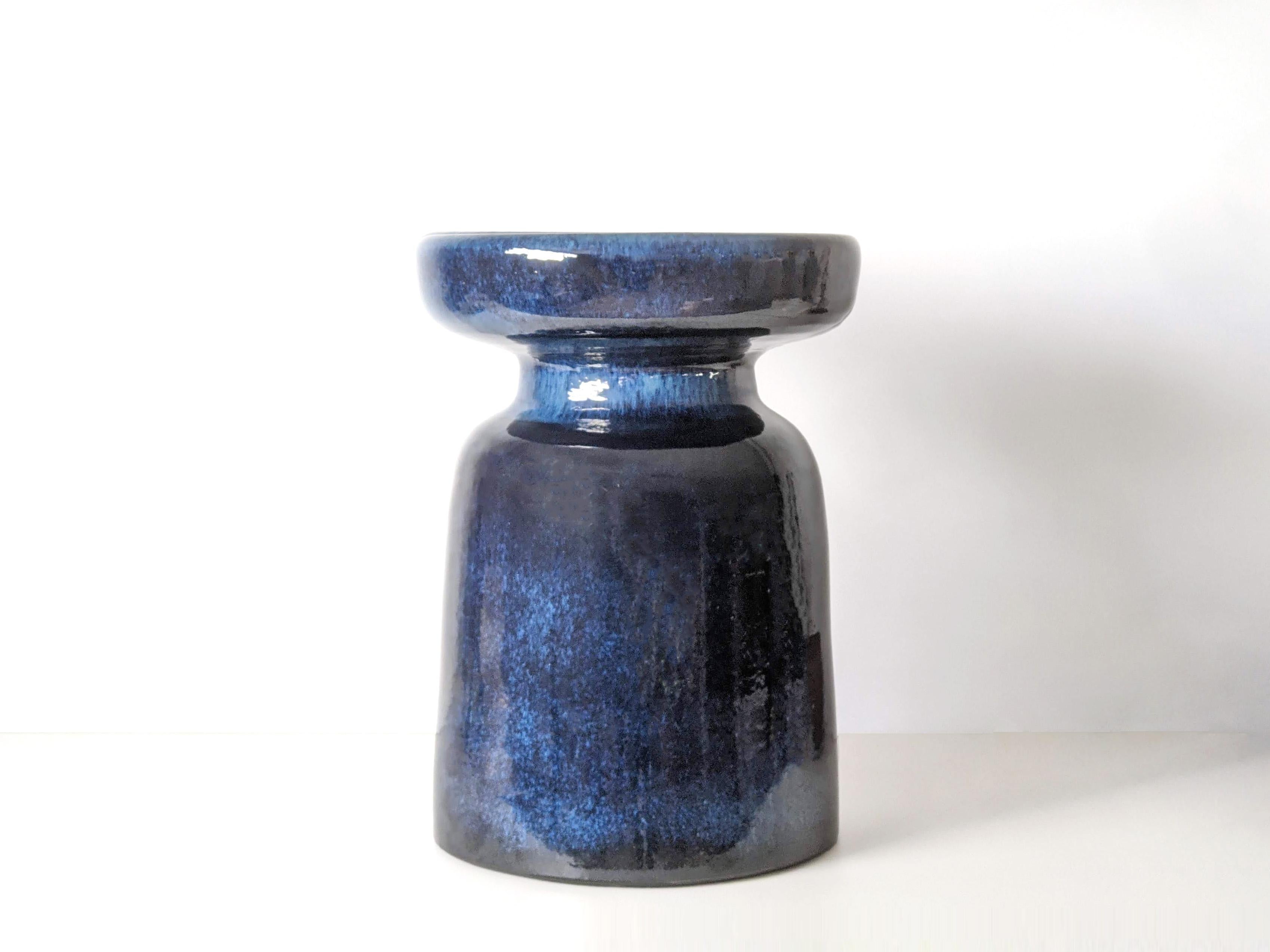 Este versátil taburete de cerámica sirve igual de bien como asiento extra, acento escultórico o mesa auxiliar funcional. Su silueta en forma de tambor evoca tradiciones cerámicas intemporales, al tiempo que presenta un carácter contemporáneo y