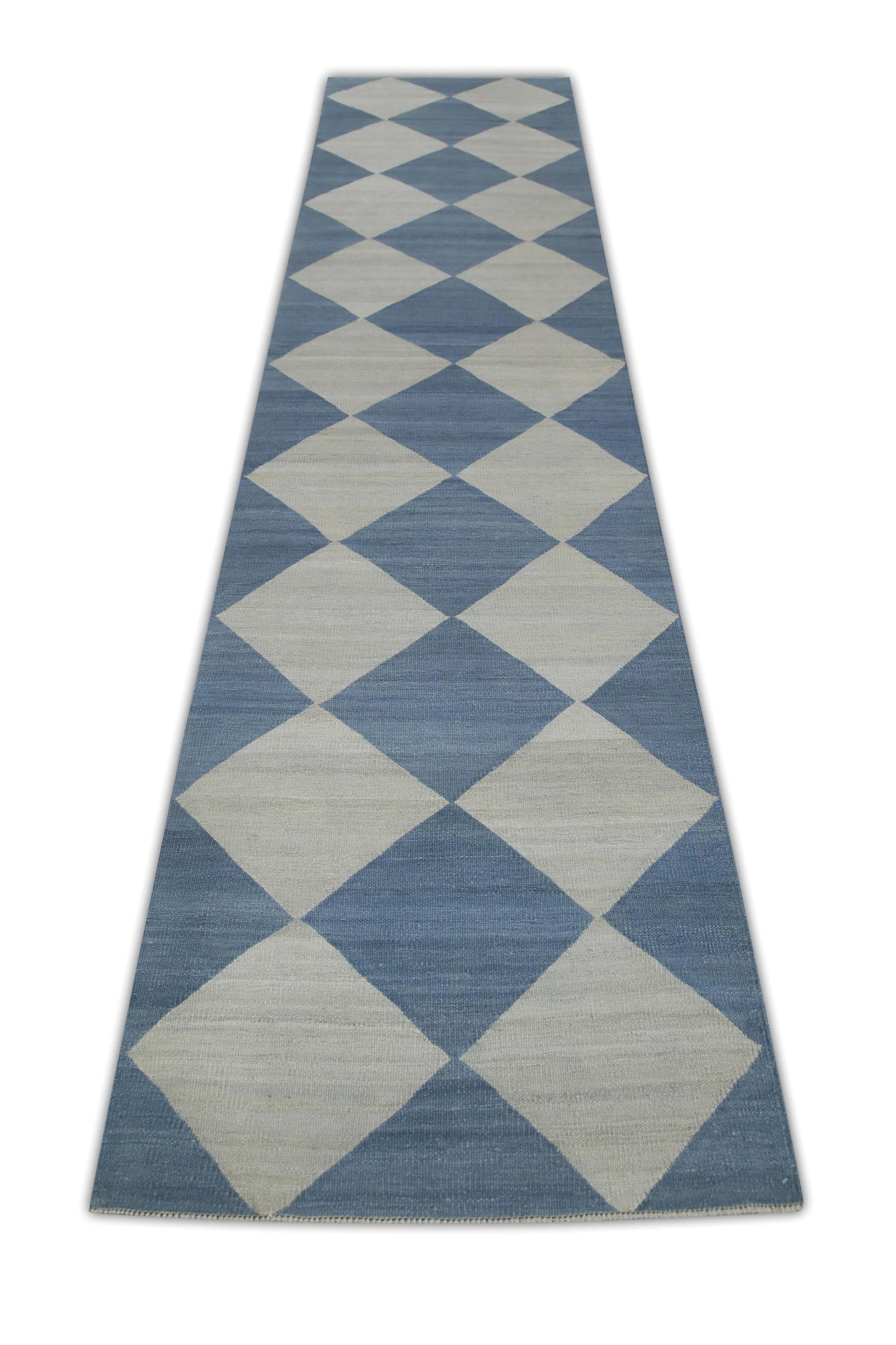 Scopri l'eleganza senza tempo dei nostri tappeti turchi a trama piatta Rug & Kilim, realizzati meticolosamente da abili artigiani con tecniche tradizionali tramandate da generazioni. Questo splendido capolavoro presenta un'ipnotica fantasia a
