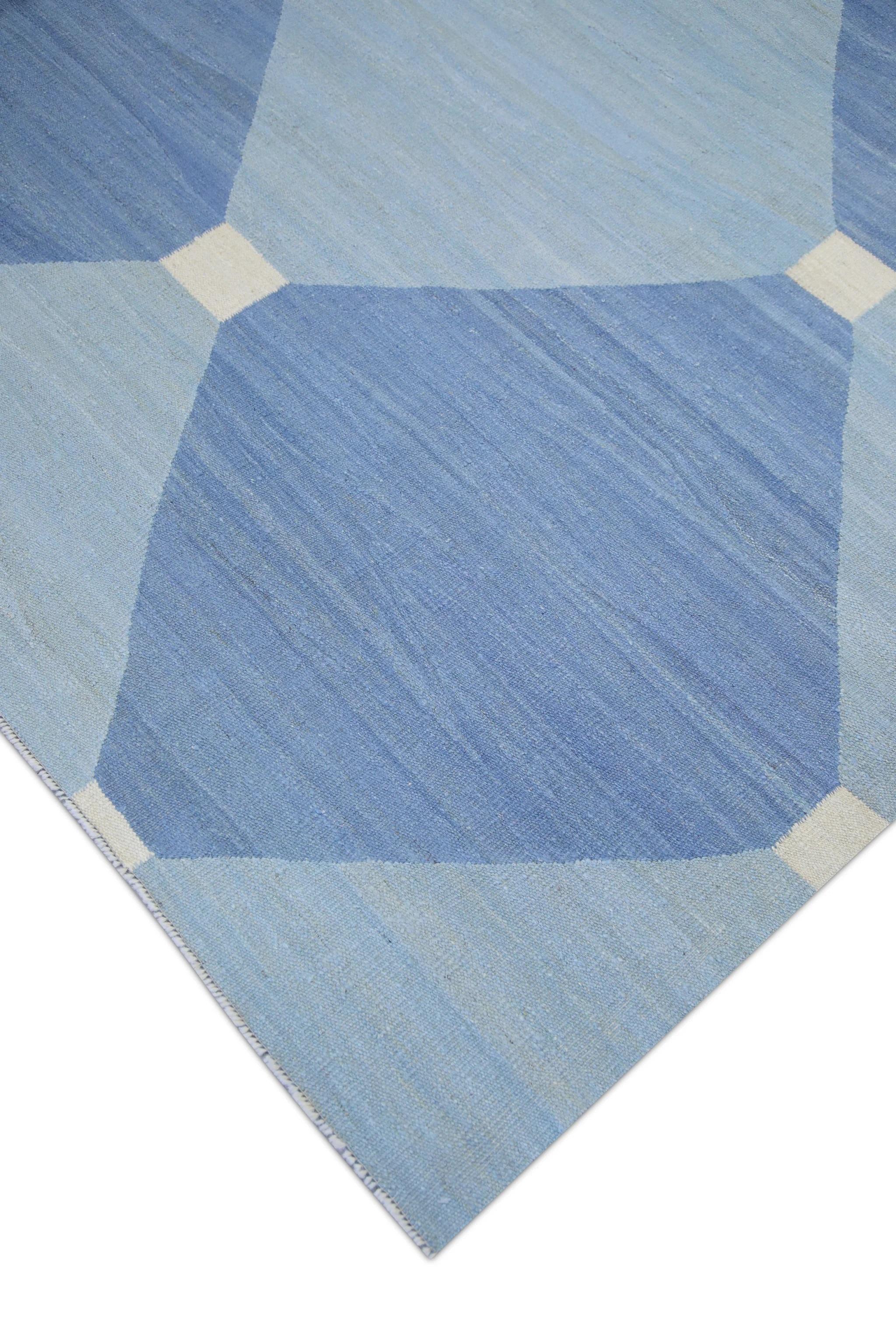 Questo squisito tappeto turco a trama piatta realizzato a mano Rug & Kilim mette in mostra l'artigianato tradizionale e il design moderno. Ogni tappeto è meticolosamente tessuto a mano da abili artigiani che utilizzano tecniche tramandate da