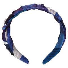 Écharpe en soie bleue faite à la main « Les Facèties de Pègase », bandeau de tête froncé