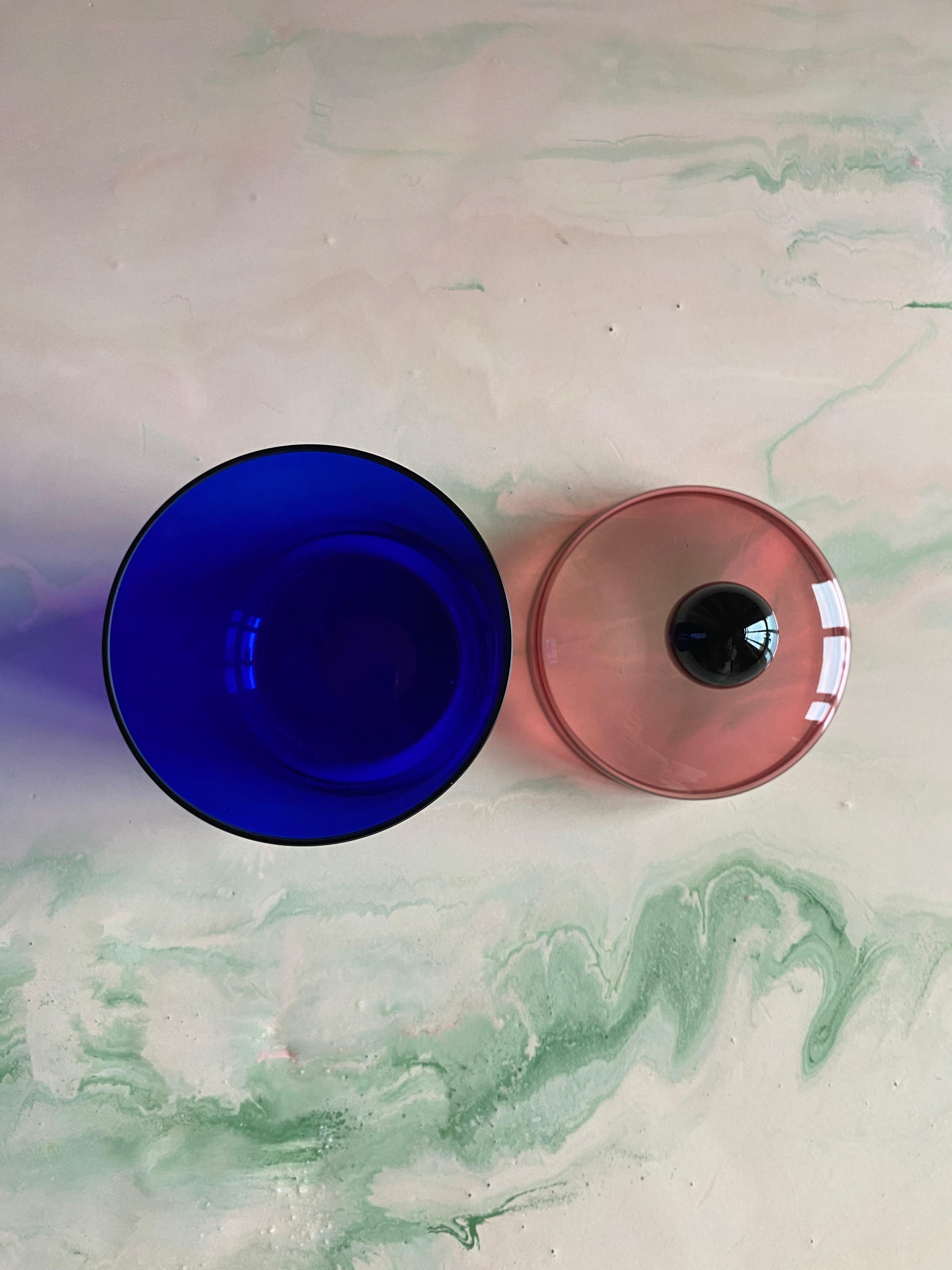 Vaso con coperchio in vetro blu, rosa e nero fatto a mano da Erik Höglund, 1992 in vendita 2