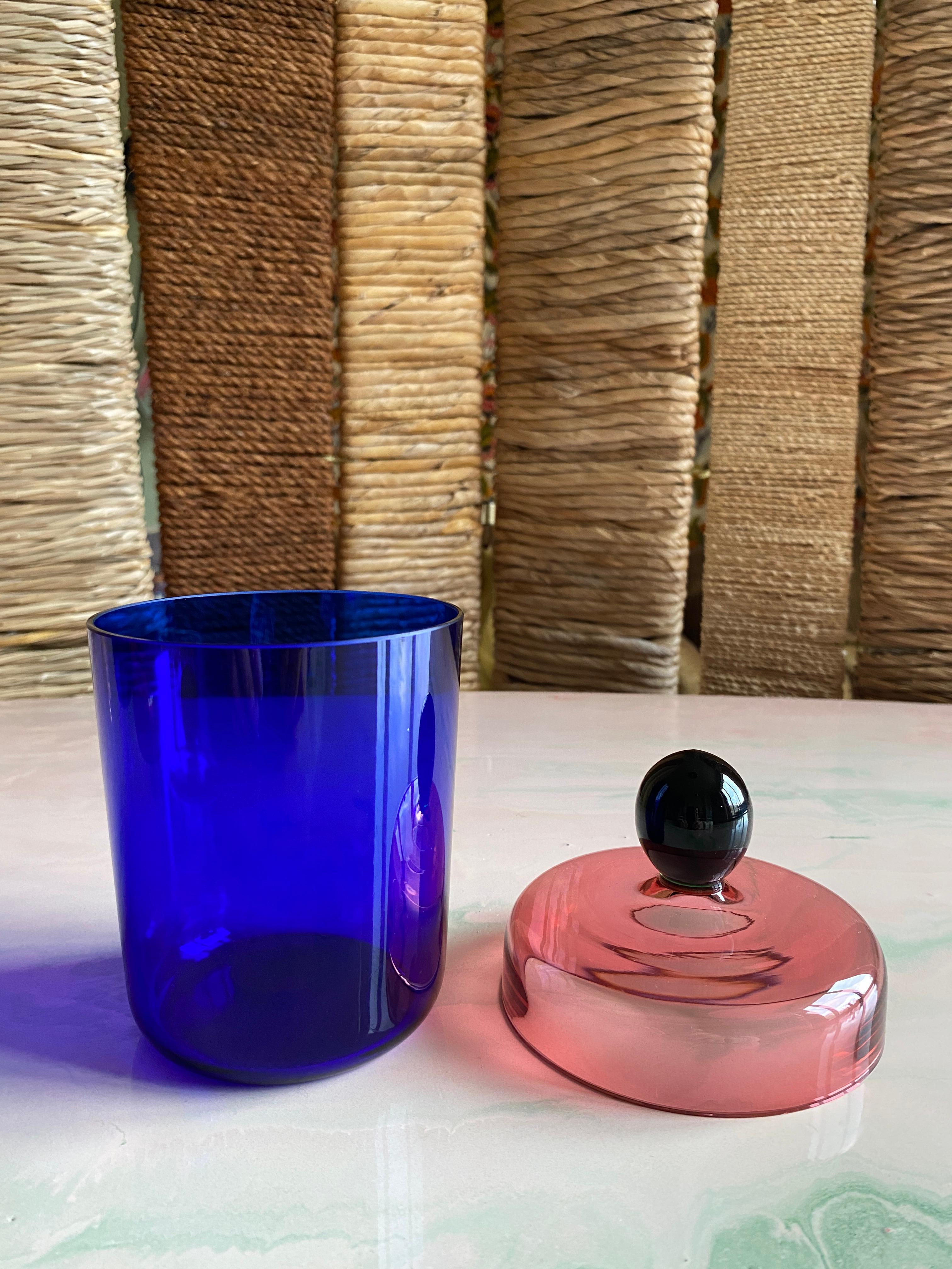 Vaso con coperchio in vetro blu, rosa e nero fatto a mano da Erik Höglund, 1992 in vendita 3