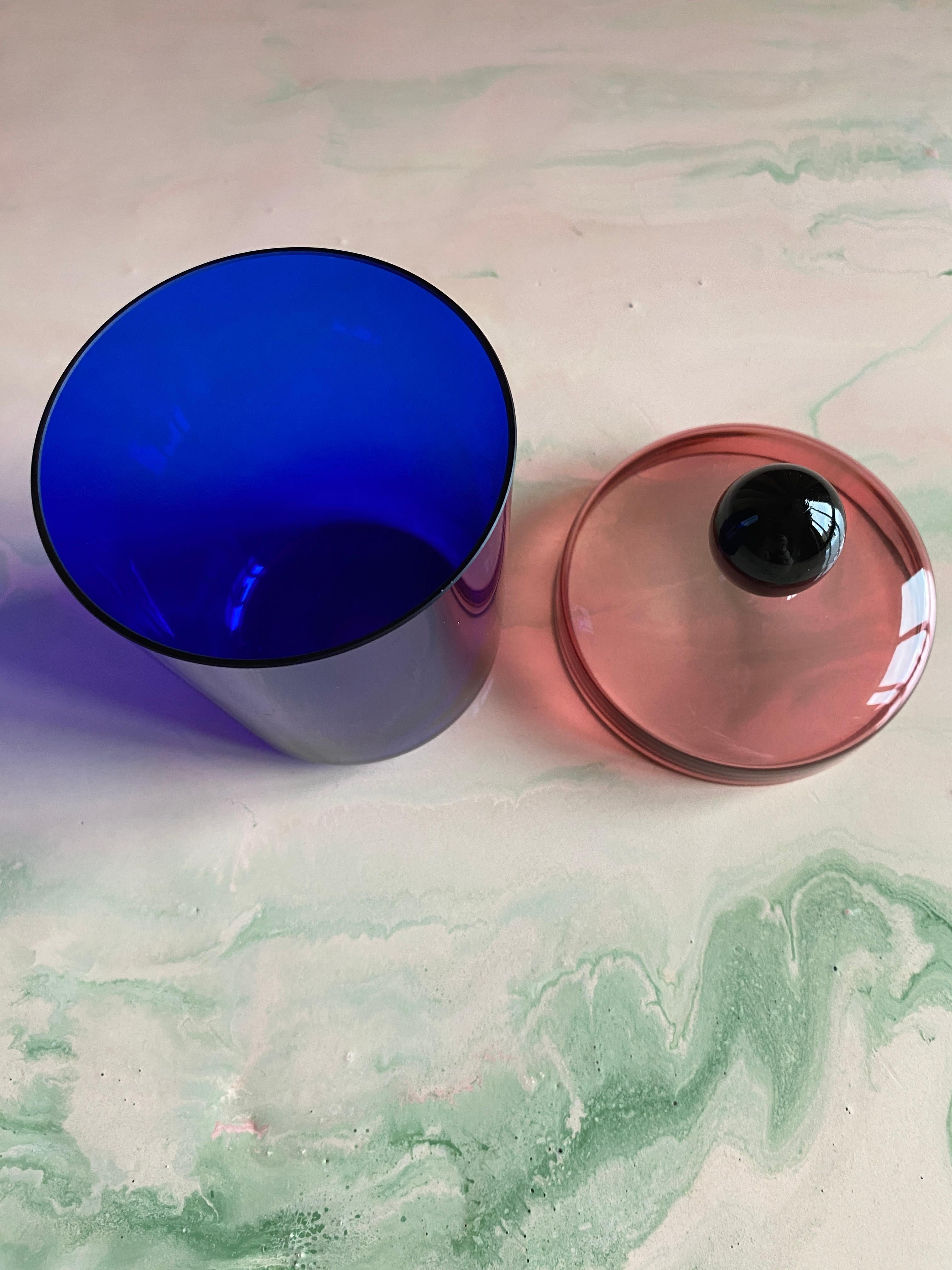 Vaso con coperchio in vetro blu, rosa e nero fatto a mano da Erik Höglund, 1992 in vendita 4