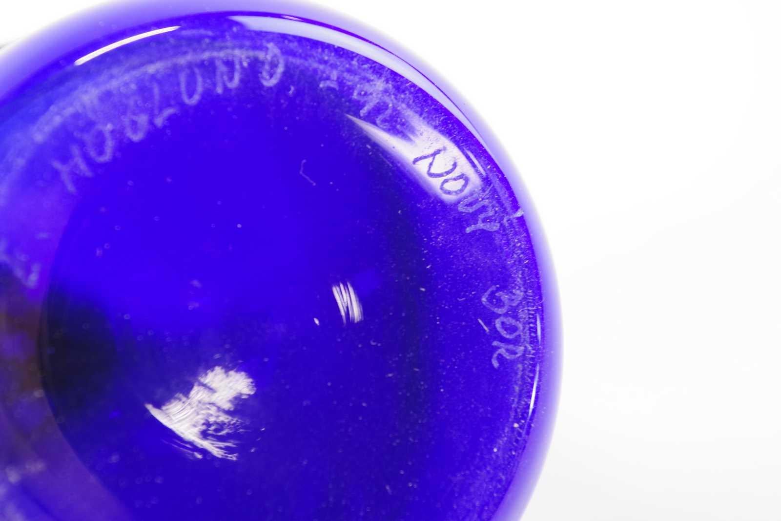 Svedese Vaso con coperchio in vetro blu, rosa e nero fatto a mano da Erik Höglund, 1992 in vendita