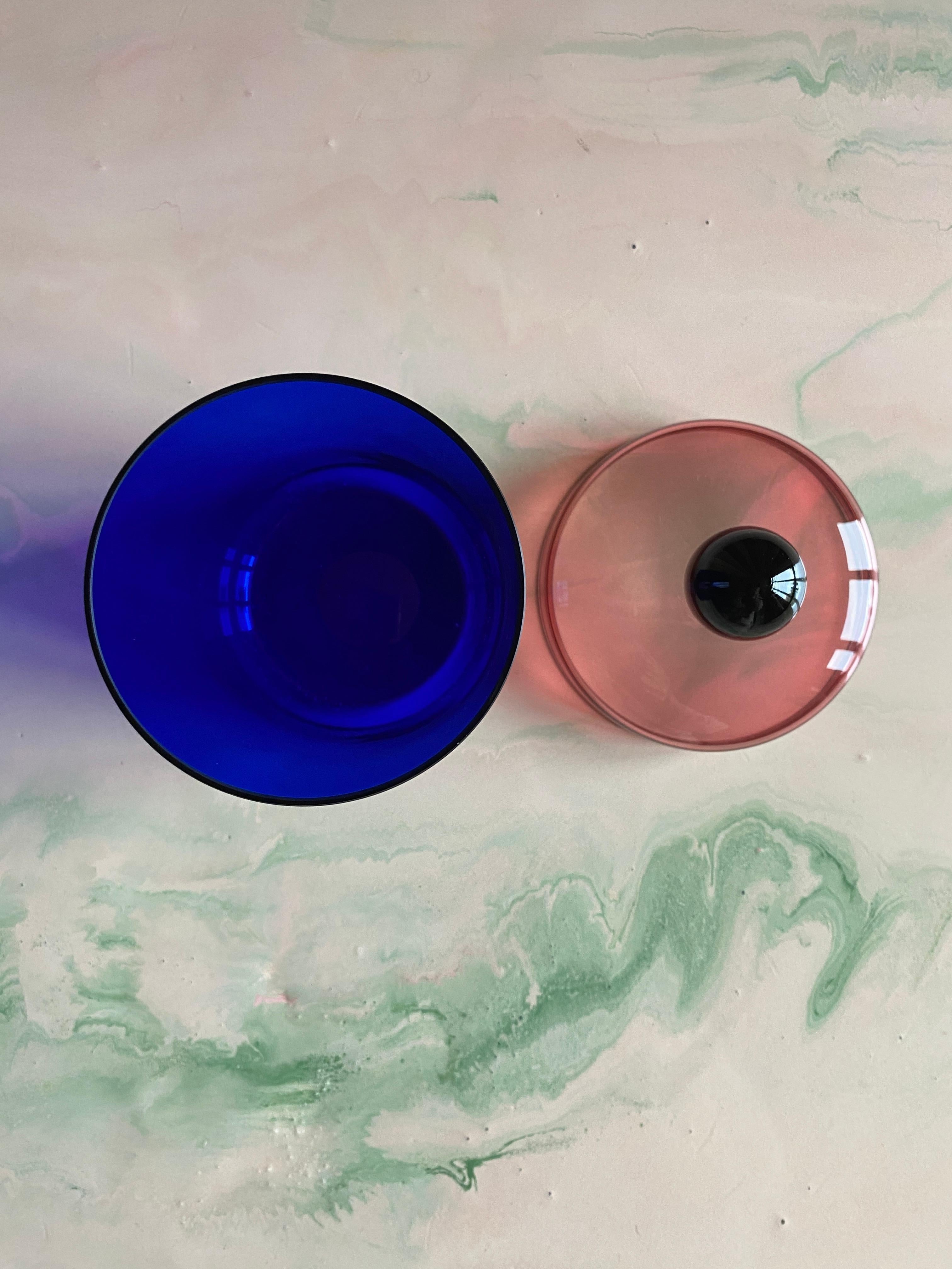 Fine XX secolo Vaso con coperchio in vetro blu, rosa e nero fatto a mano da Erik Höglund, 1992 in vendita