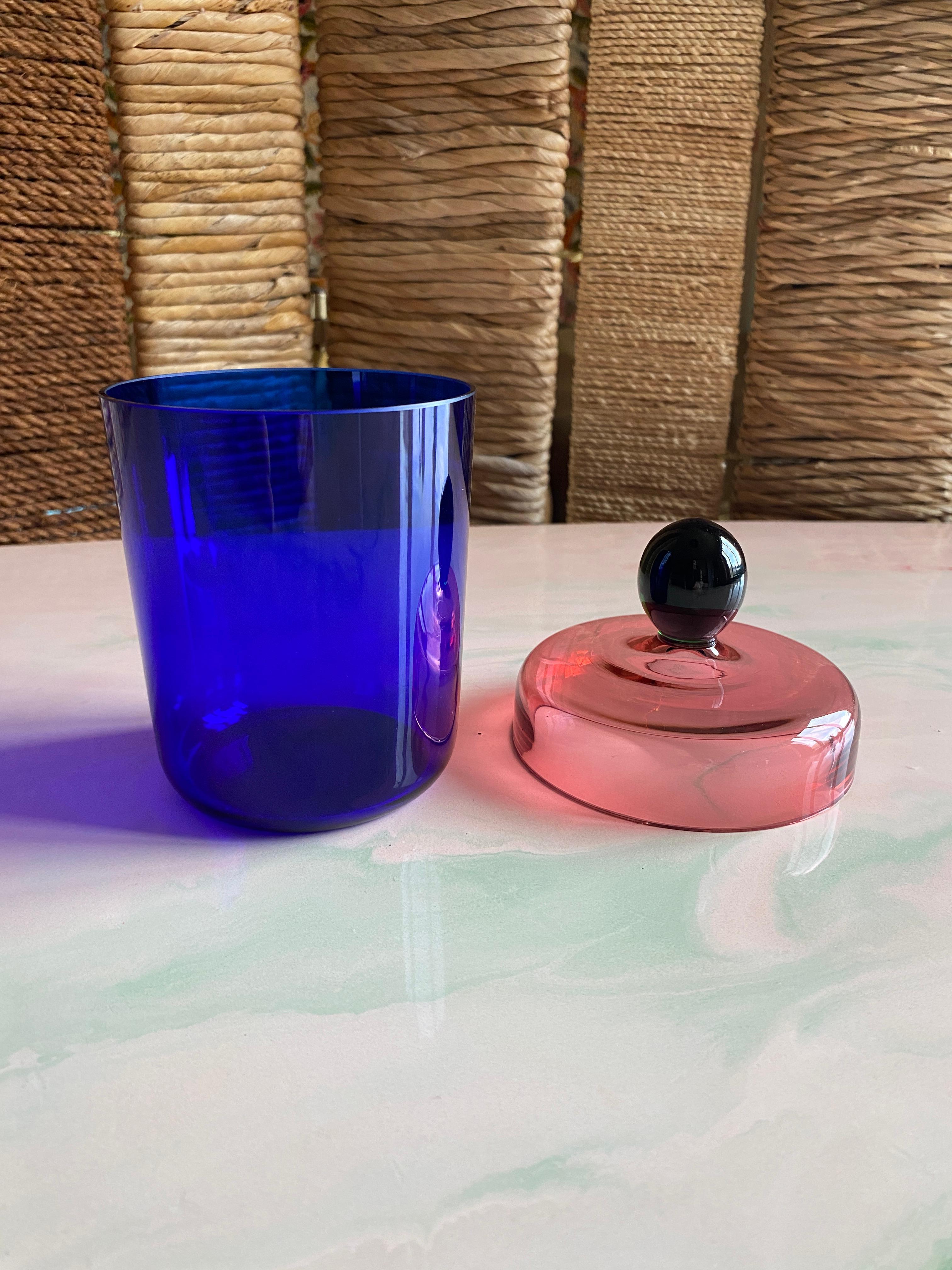Vetro soffiato Vaso con coperchio in vetro blu, rosa e nero fatto a mano da Erik Höglund, 1992 in vendita