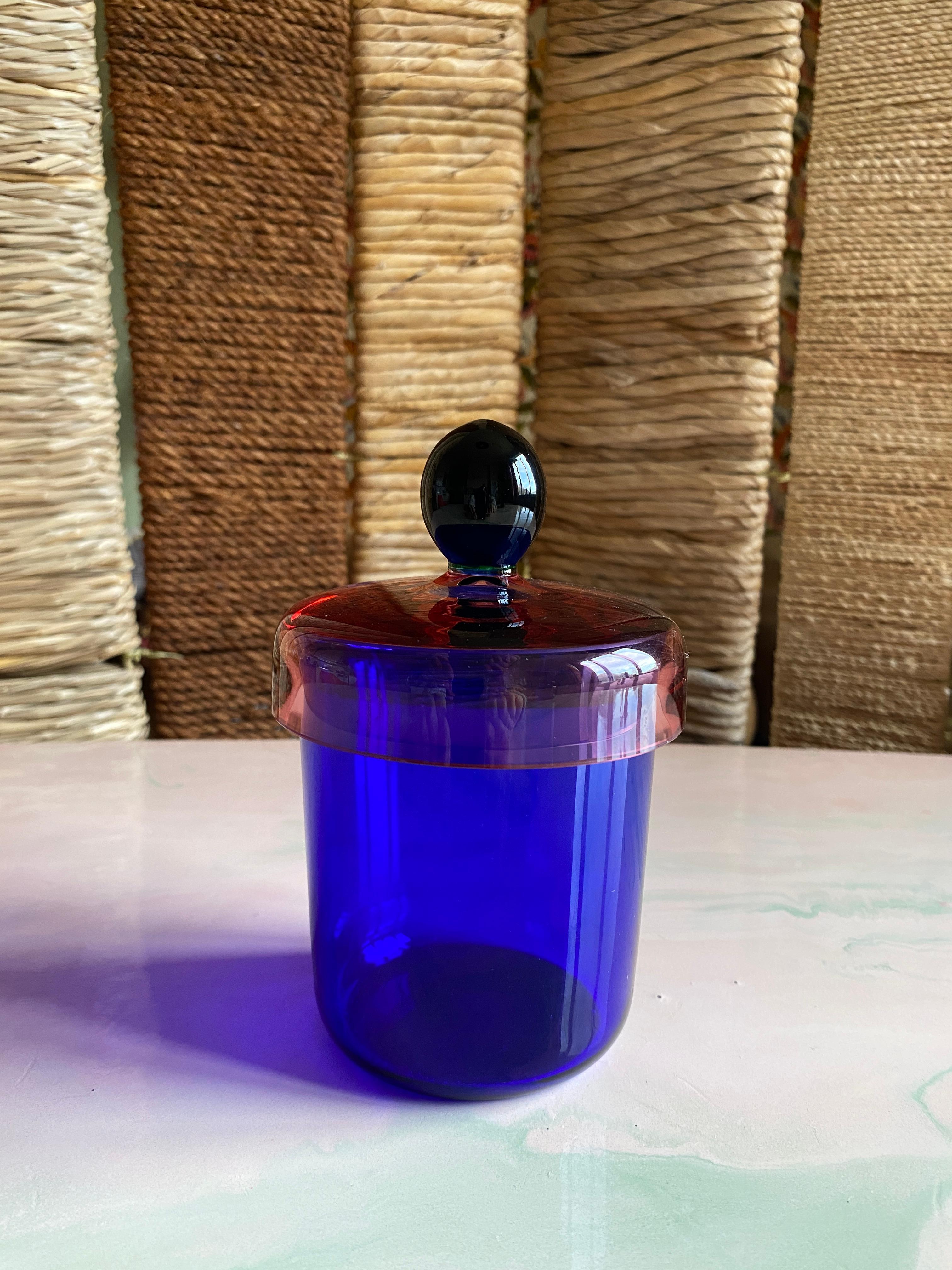 Vaso con coperchio in vetro blu, rosa e nero fatto a mano da Erik Höglund, 1992 in vendita 1