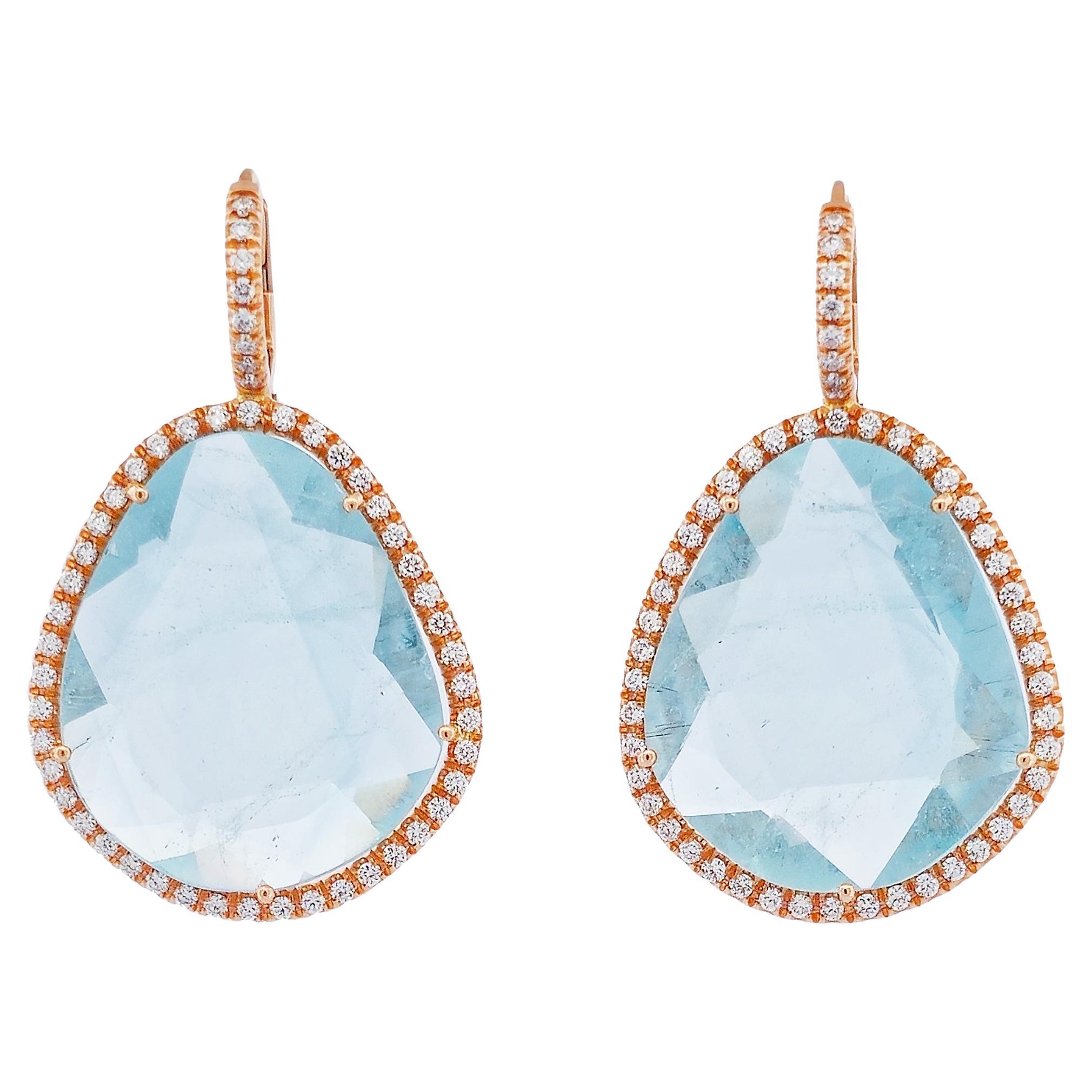 Boucles d'oreilles pendantes en or rose faites à la main avec des tranches de topaze bleue et des diamants pavés en vente