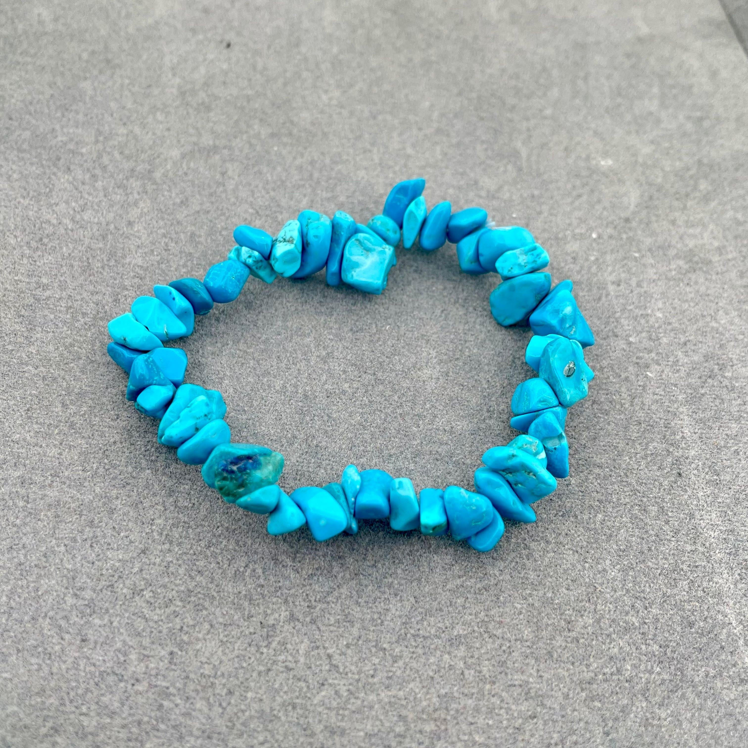 Tipo di gioiello fatto a mano: Bracciale 
Materiale Pietra turchese 
Dimensioni: Dimensioni libere 
Sesso m: Unisex 
Tipo di materiale: Perline 
Origine Arizona 



Questo braccialetto fatto a mano mette in mostra il fascino vibrante della pietra