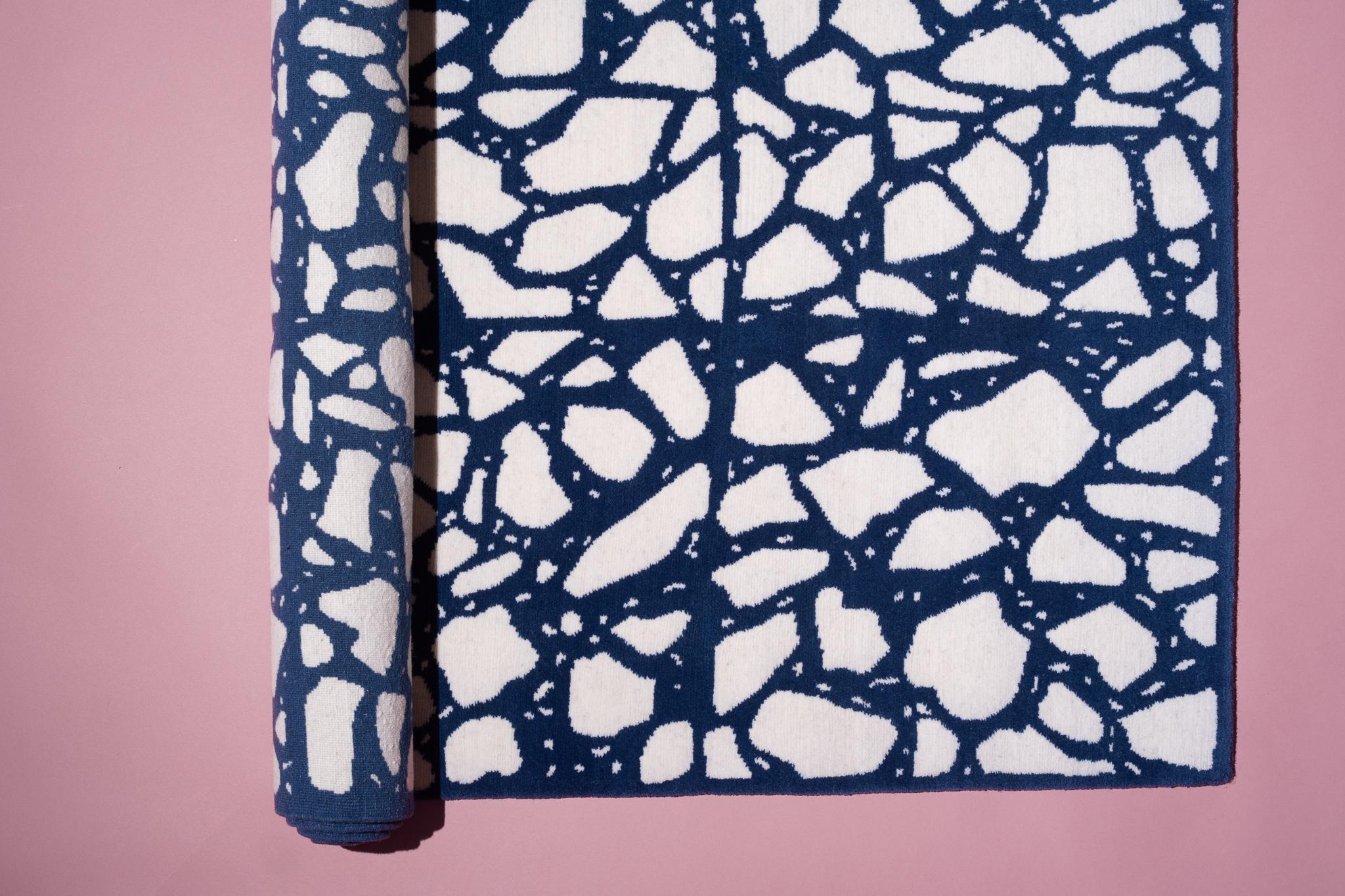 Willkommen bei der Mediterraneo Terrazzo Collection, einer Serie von handgefertigten Teppichen aus Nepal. Das Muster jedes Teppichs wird von Sergio sorgfältig entworfen und ist eine Hommage an die traditionellen Terrazzoböden Italiens. 
Wir bieten