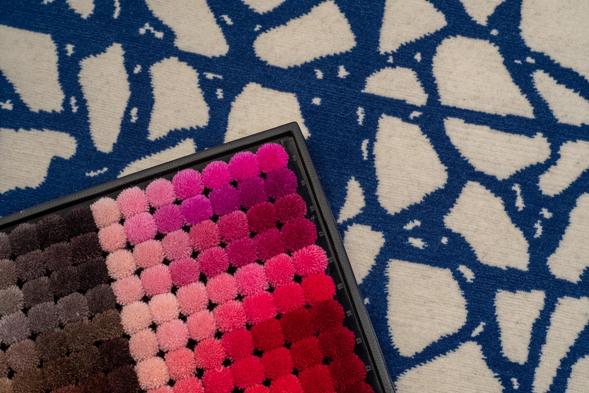 Handgefertigter nepalesischer Teppich aus blauer Wolle aus der Terrazzo Collection'S. 100% natürlich (Moderne) im Angebot