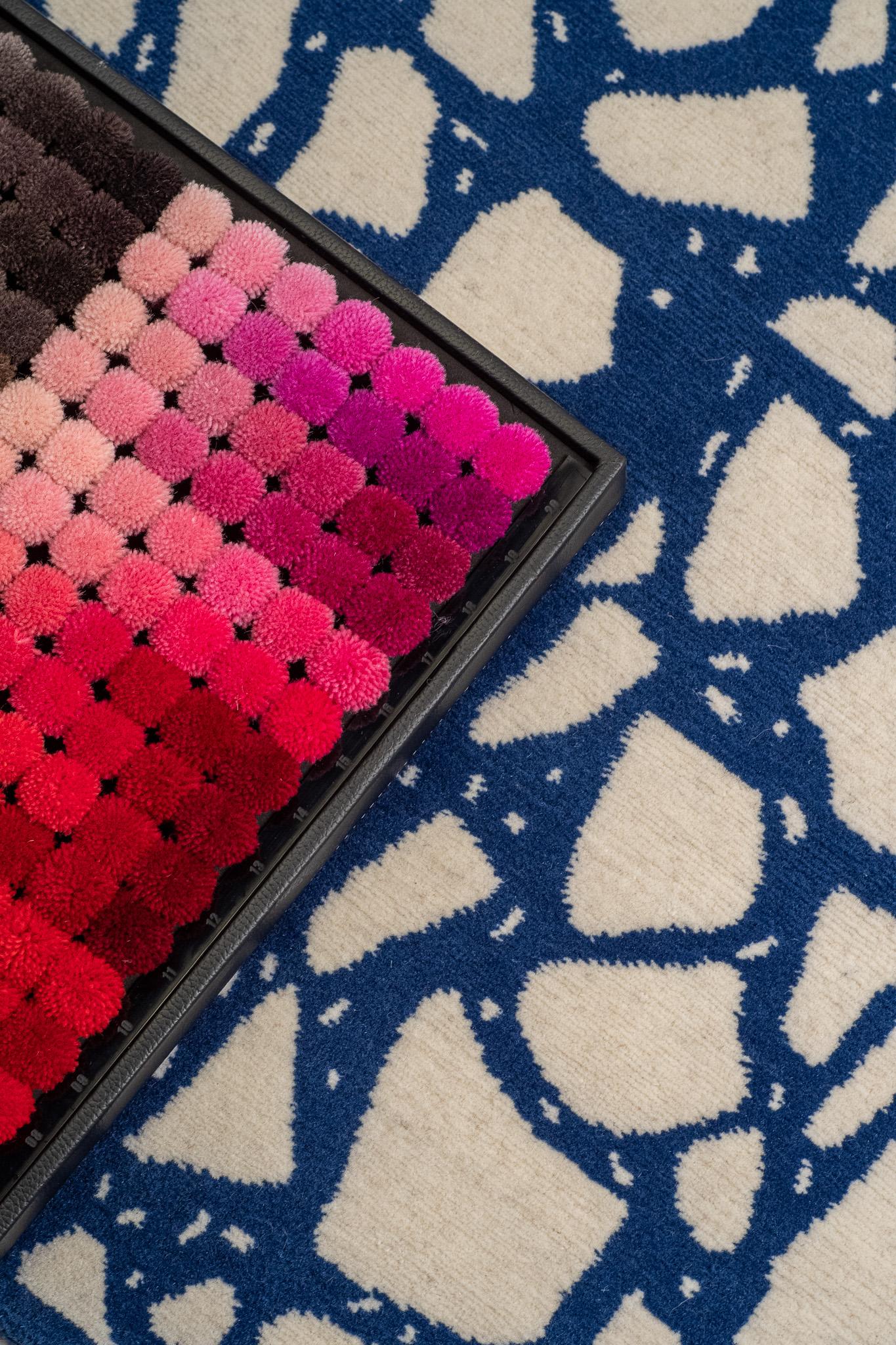 Handgefertigter nepalesischer Teppich aus blauer Wolle aus der Terrazzo Collection'S. 100% natürlich (Nepalesisch) im Angebot