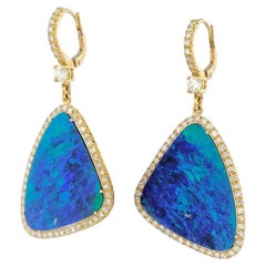 Boucles d'oreilles pendantes faites à la main en or jaune avec diamants pavés et opale de Boulder