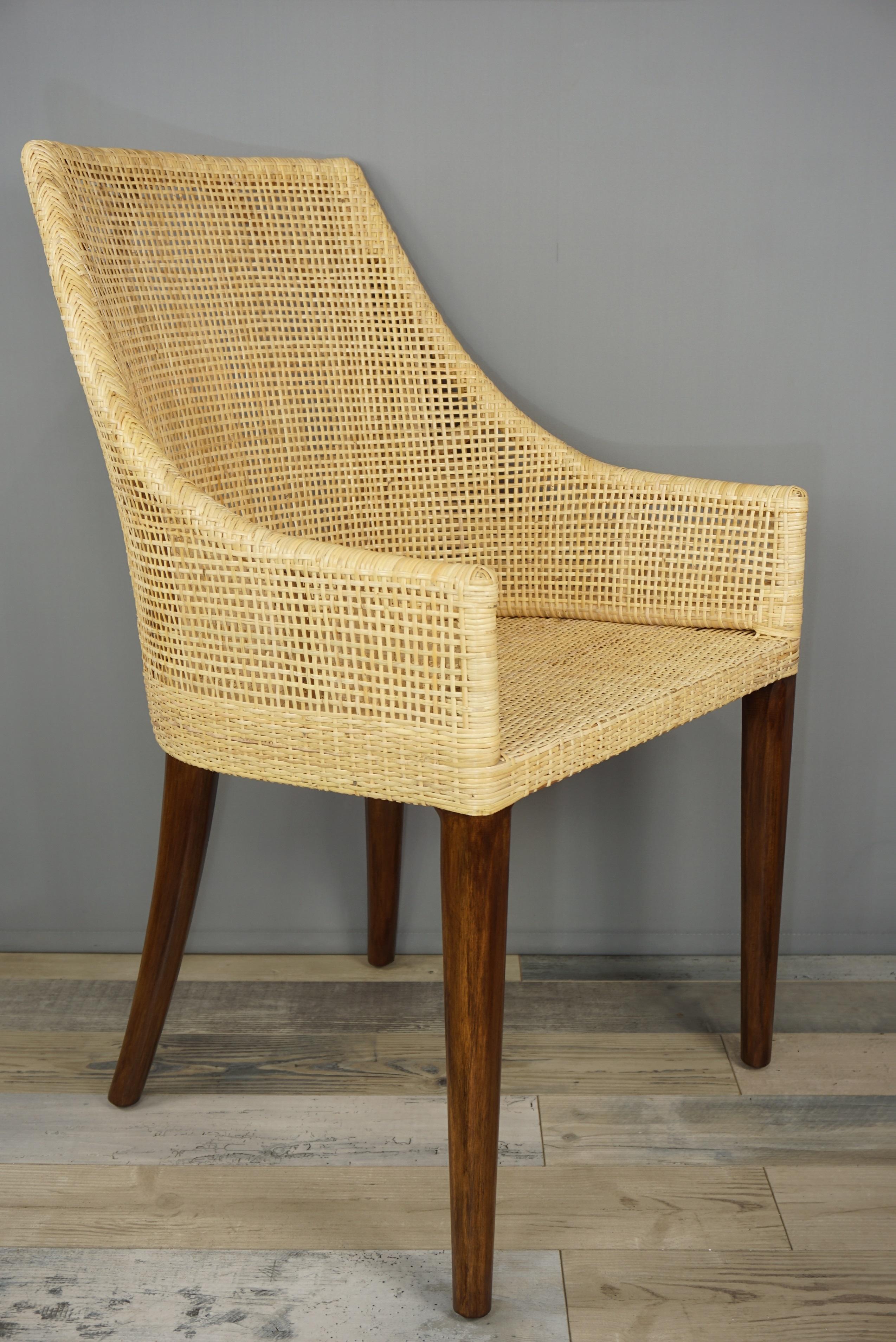 Elegant chair with a dark veneer solid wood structure and a braided rattan wicker cane seat shell, combining quality, robustness and class. Perfect on your terrace, in your veranda, your winter garden, around the dining table and even in your