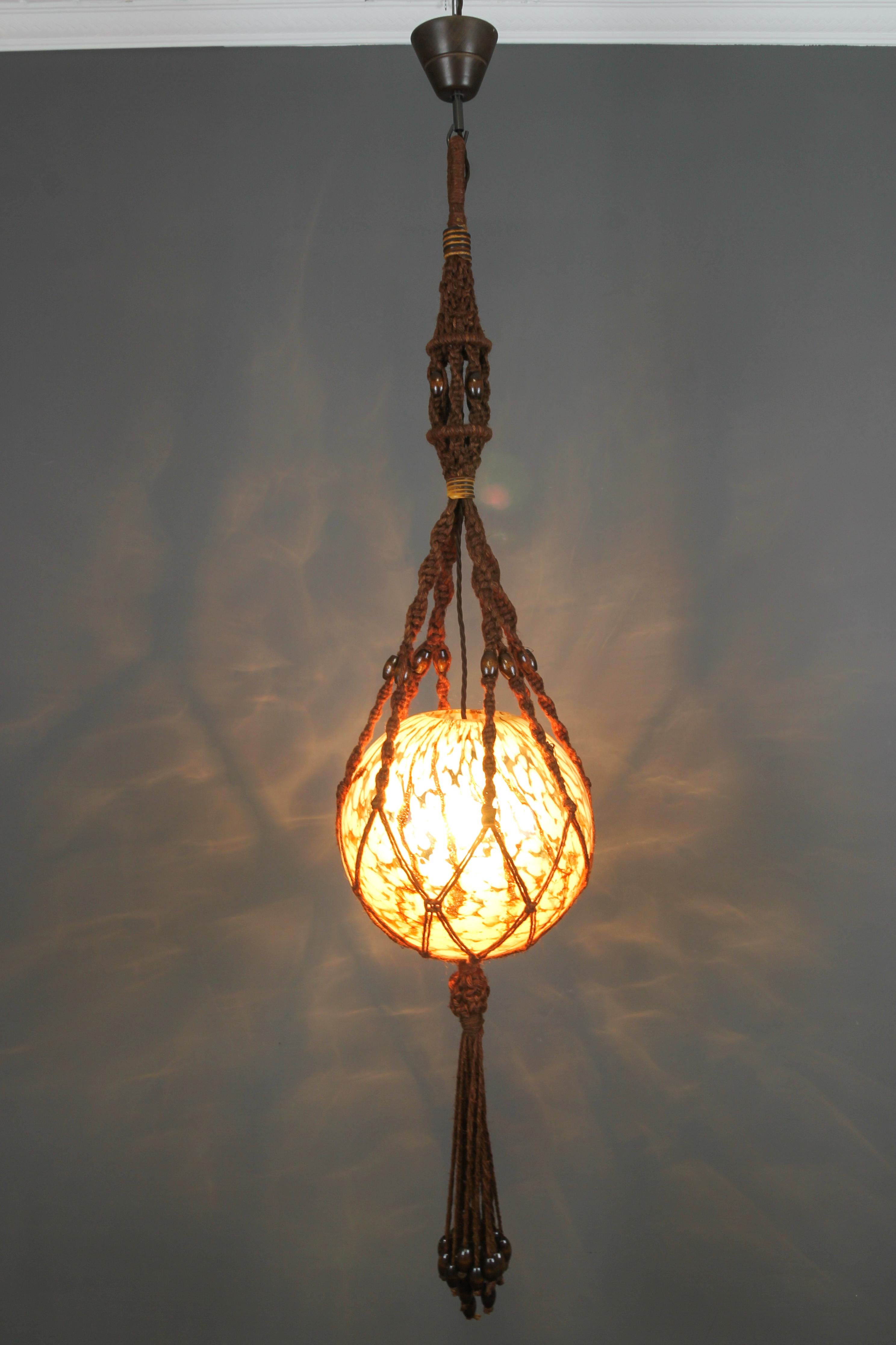 Mid-Century moderno Apparecchio a sospensione a globo di vetro e sisal intrecciato fatto a mano, anni '70 in vendita