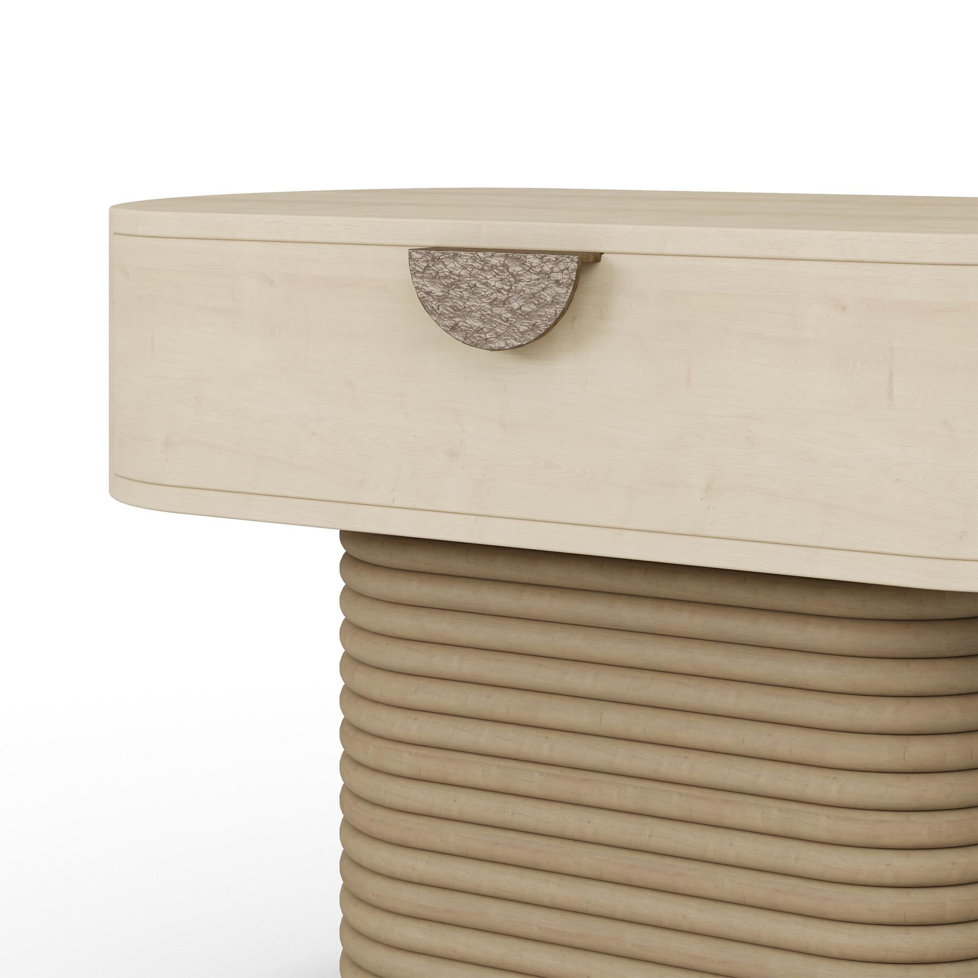 La table de nuit Bram est un parfait mélange de minimalisme et de sophistication, conçue pour apporter à la fois fonctionnalité et esthétique raffinée à toute chambre à coucher. Fabriquée en chêne verni, sa surface lisse met magnifiquement en valeur