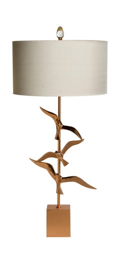 Lampada da tavolo Oiseau in ottone e bronzo fuso, fatta a mano, con 3 uccelli volanti in rame