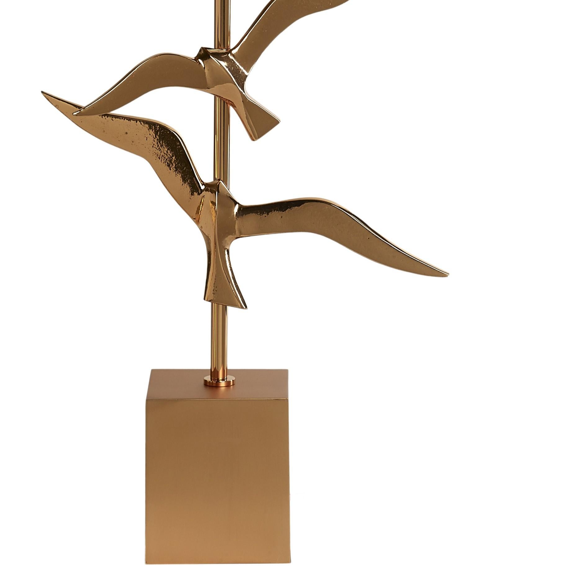 Lámpara de mesa Oiseau de latón y bronce fundido hecha a mano con 3 pájaros voladores de cobre Británico en venta