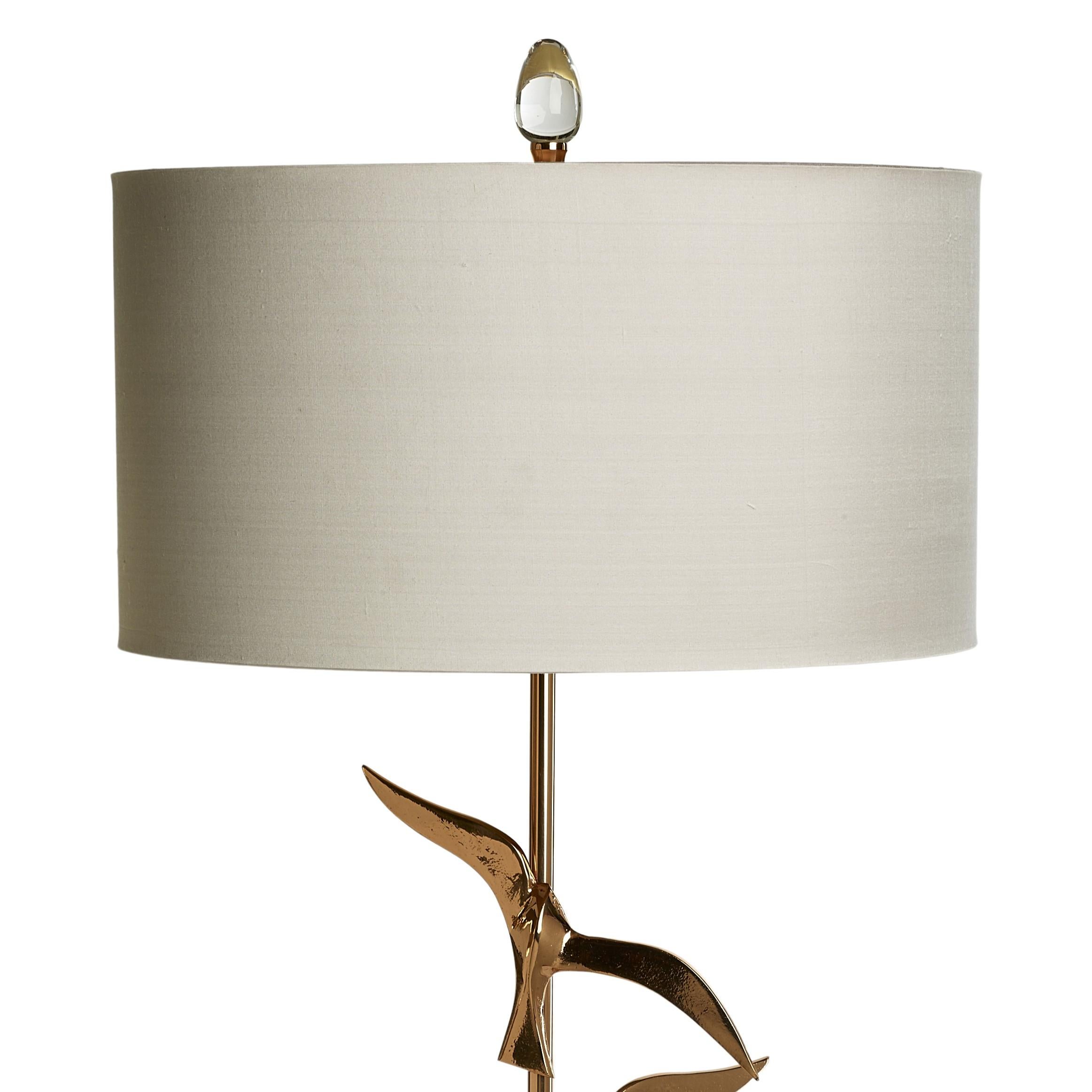 Lámpara de mesa Oiseau de latón y bronce fundido hecha a mano con 3 pájaros voladores de cobre Achaflanado en venta