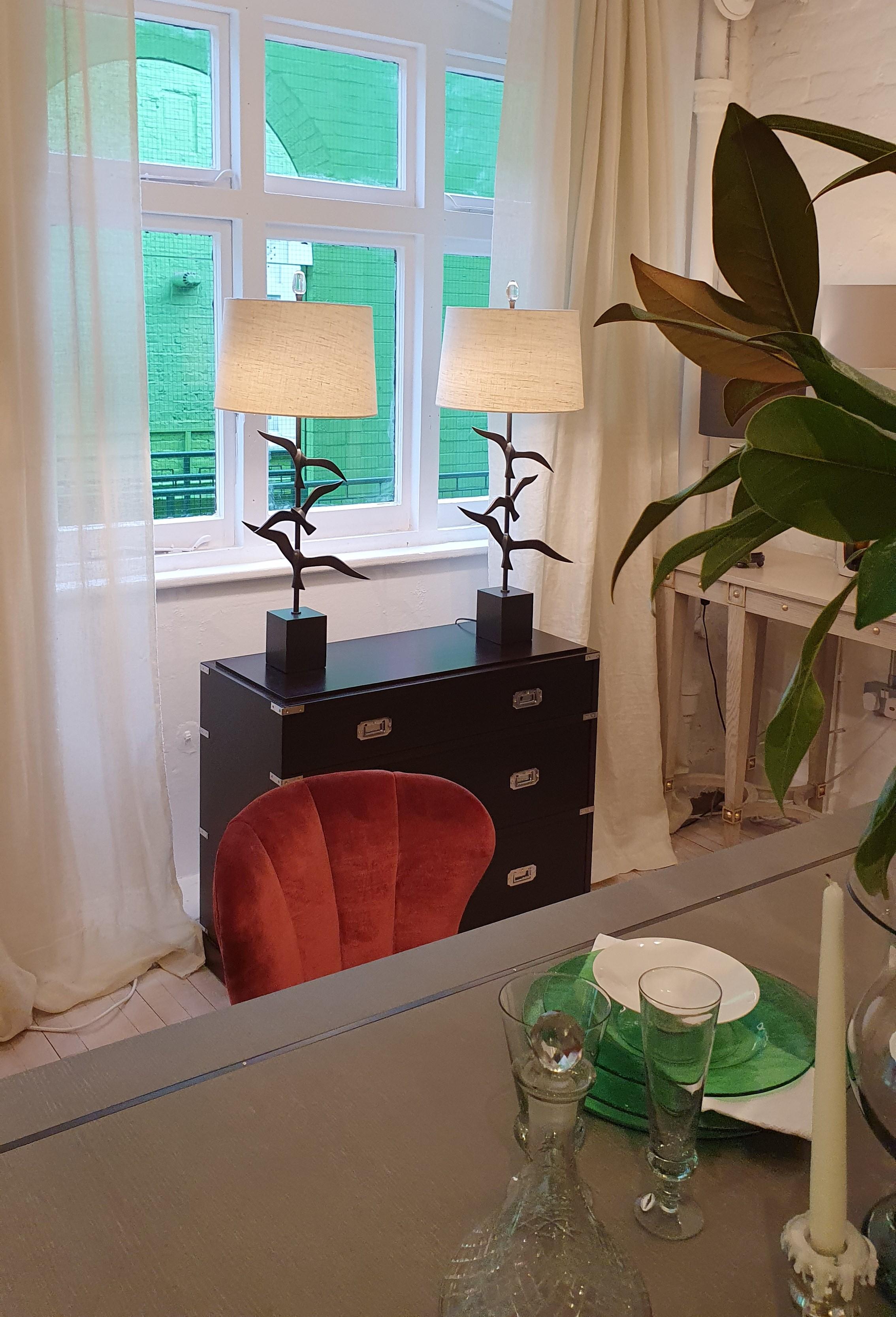 Handgefertigte Oiseau-Tischlampe aus Messing und Bronzeguss mit 3 fliegenden Vögeln aus Nickel im Angebot 3