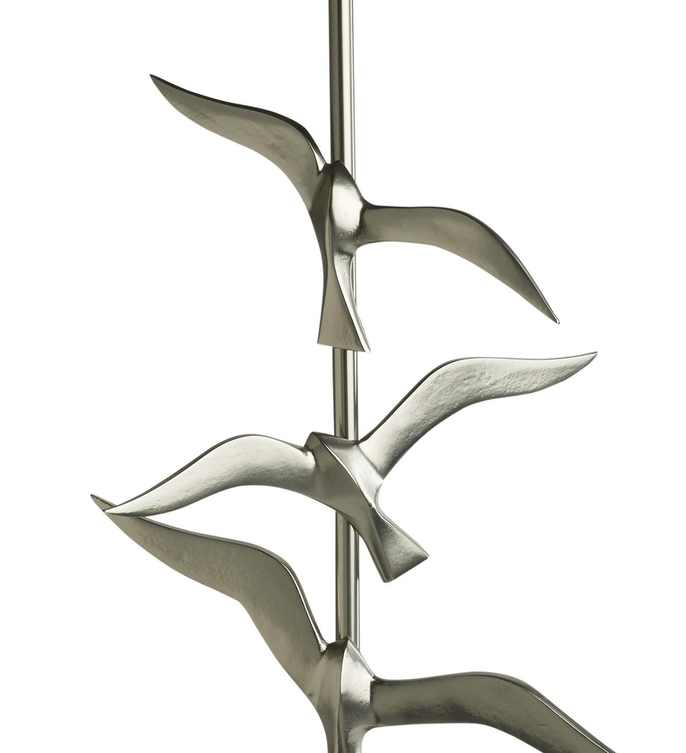 Handgefertigte Oiseau-Tischlampe aus Messing und Bronzeguss mit 3 fliegenden Vögeln aus Nickel (Moderne der Mitte des Jahrhunderts) im Angebot