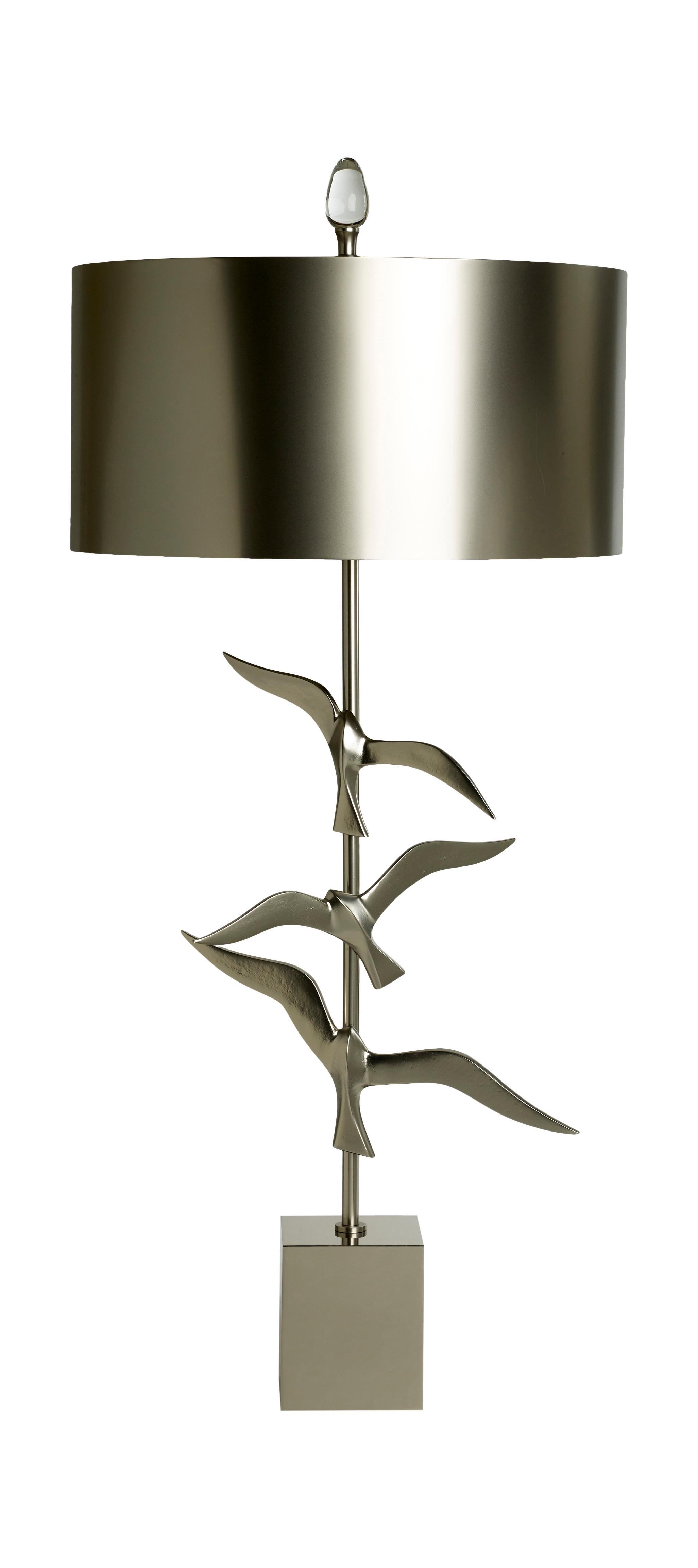 Handgefertigte Oiseau-Tischlampe aus Messing und Bronzeguss mit 3 fliegenden Vögeln aus Nickel (Britisch) im Angebot