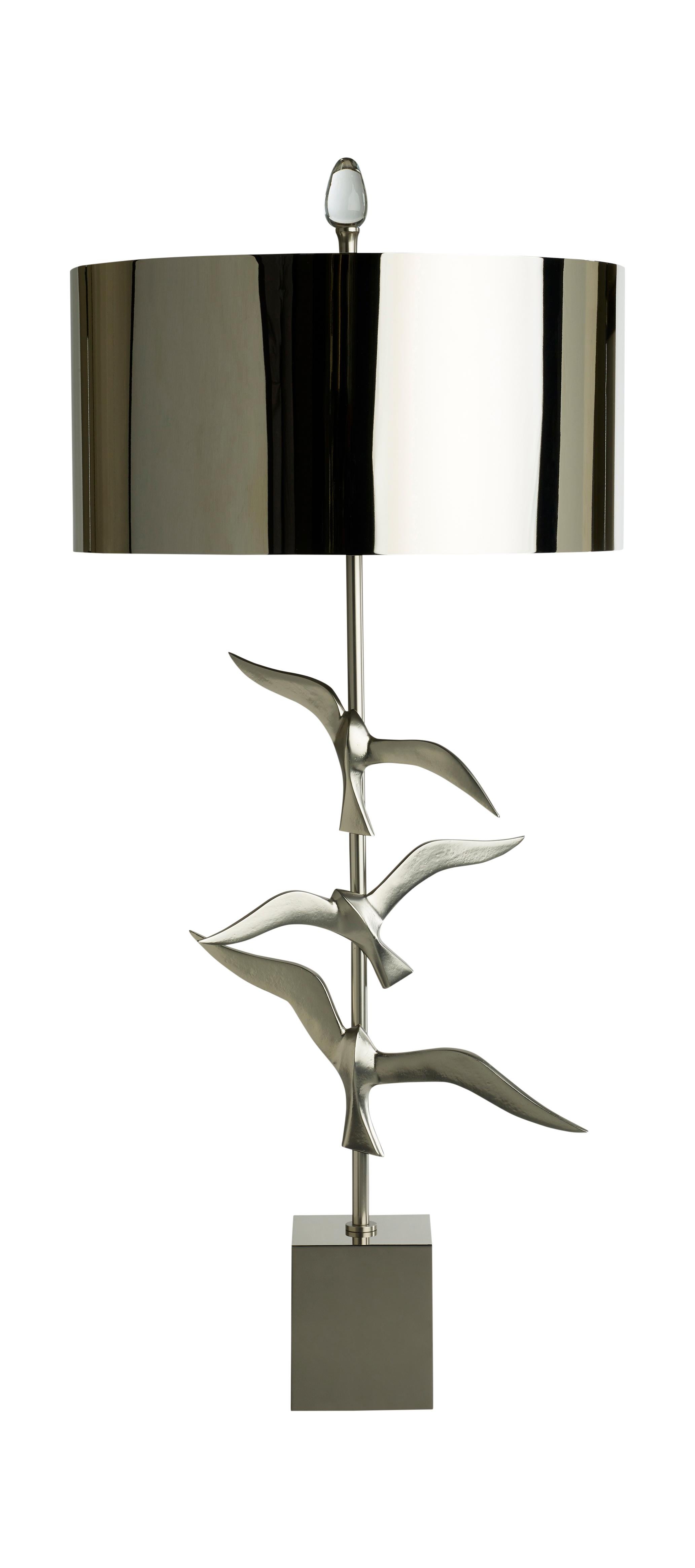 Handgefertigte Oiseau-Tischlampe aus Messing und Bronzeguss mit 3 fliegenden Vögeln aus Nickel im Zustand „Neu“ im Angebot in London, GB