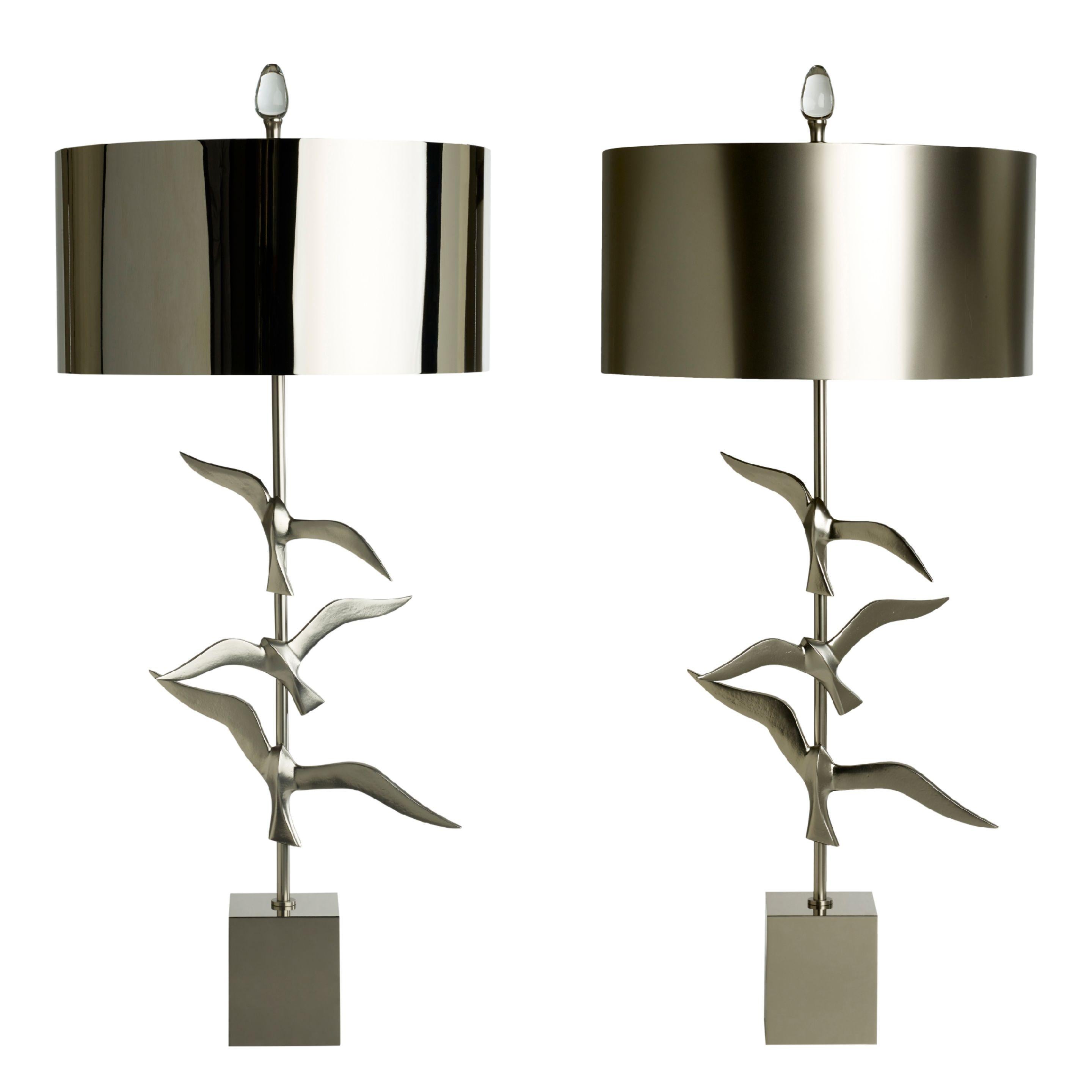 Handgefertigte Oiseau-Tischlampe aus Messing und Bronzeguss mit 3 fliegenden Vögeln aus Nickel im Angebot 1