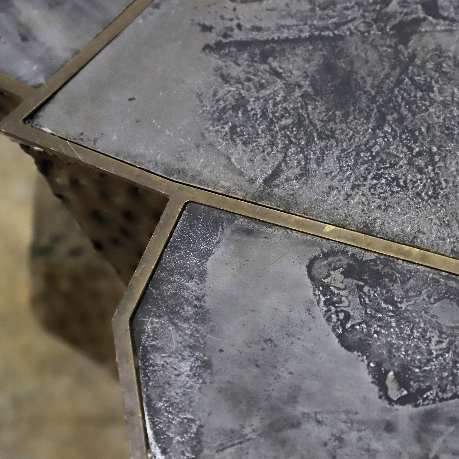 Circa 1960. Nous vous proposons cette rare table d'appoint Brutalist, faite à la main, en laiton et plaques de fer massif sur le couvercle de la table. Magnifique table transformée en œuvre d'art
