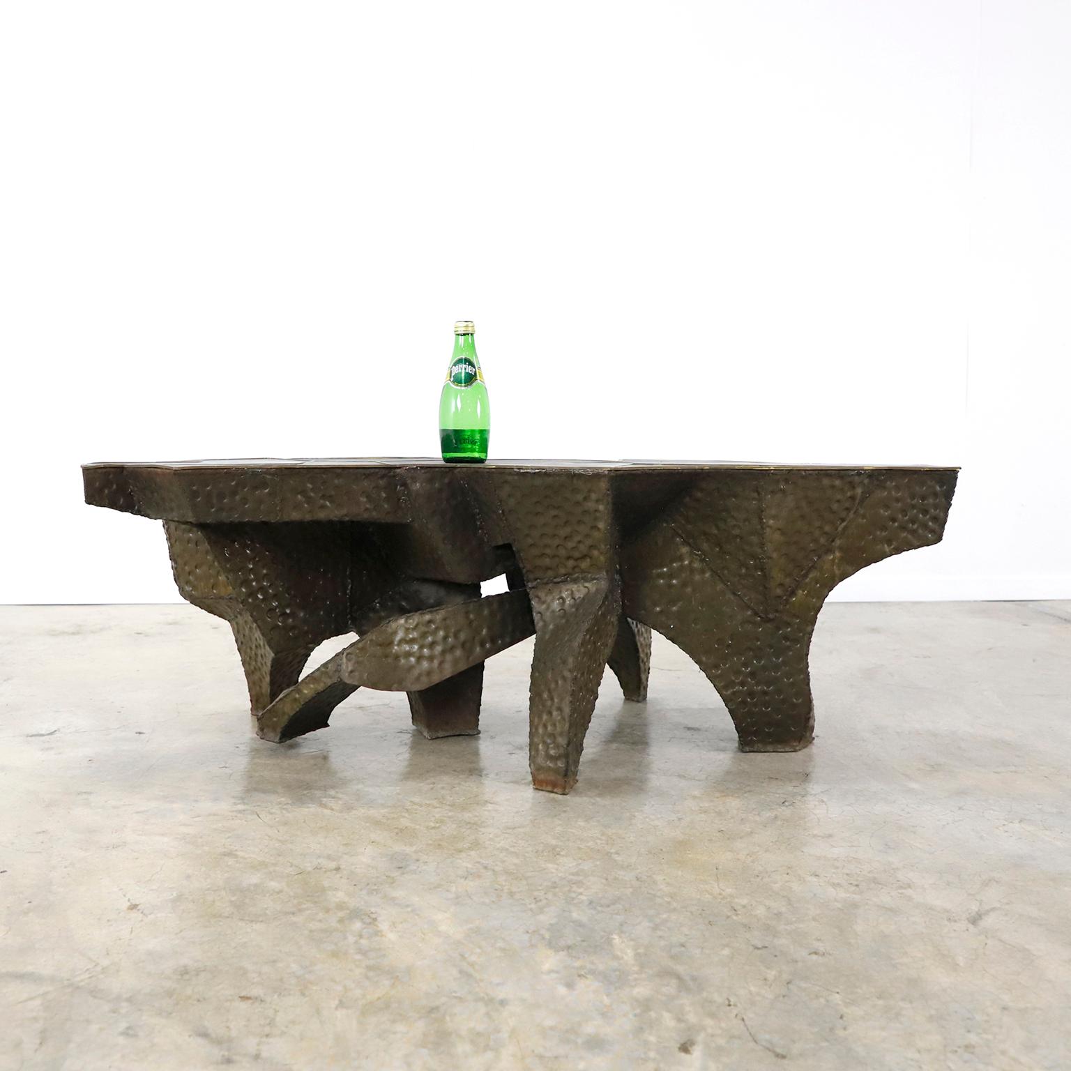 Brutalisme Table d'appoint Brutalist en laiton et en fer faite à la main en vente