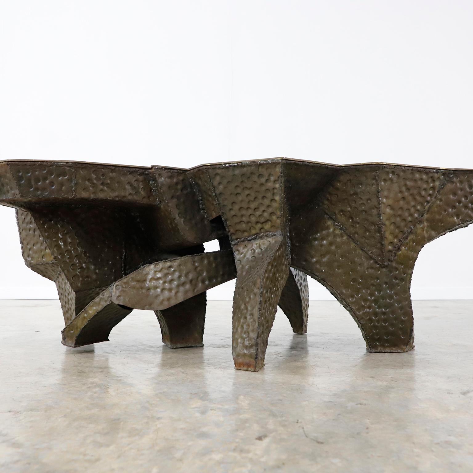 Mexicain Table d'appoint Brutalist en laiton et en fer faite à la main en vente