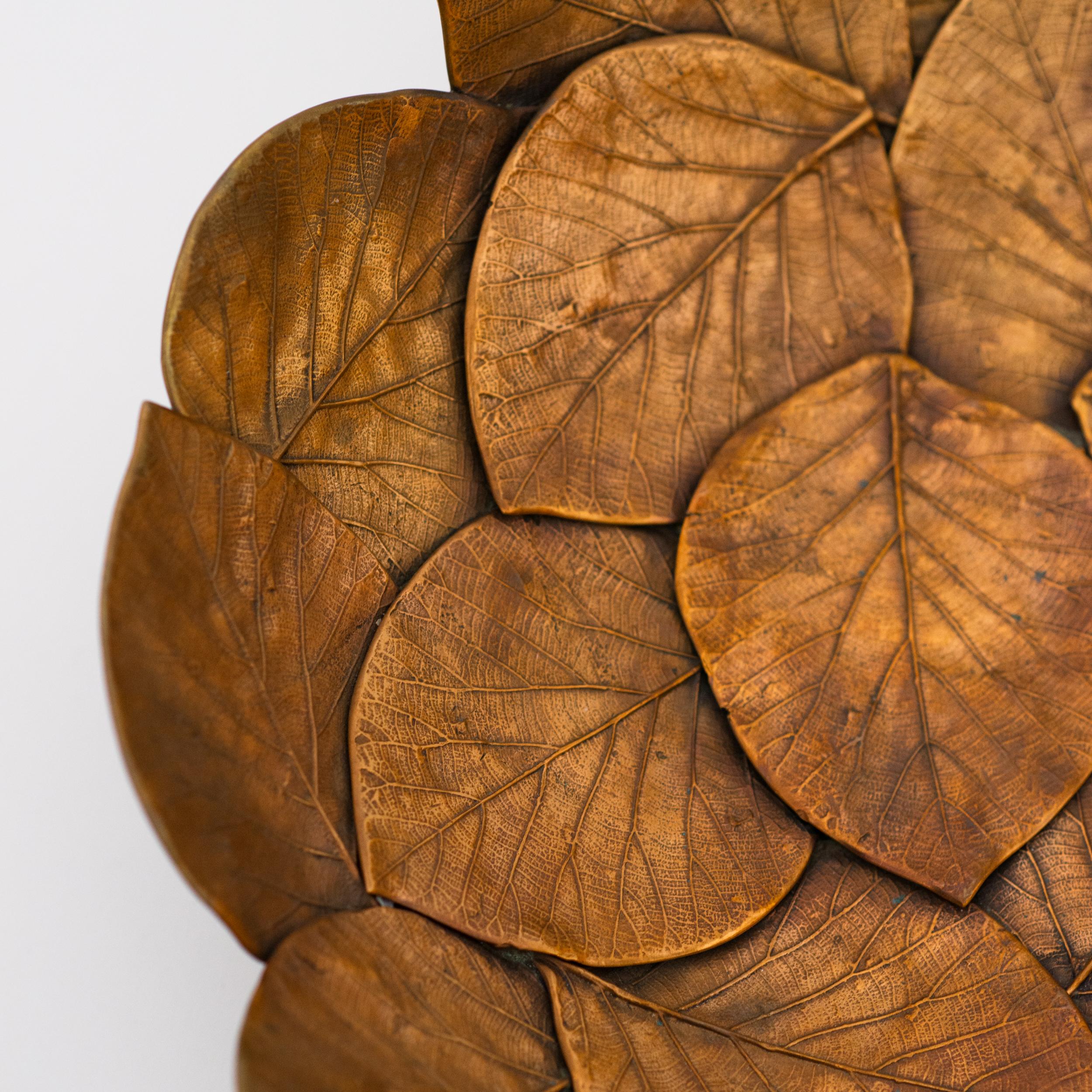 Handmade Brass Cast Leaf Bowl 'Large' (21. Jahrhundert und zeitgenössisch)