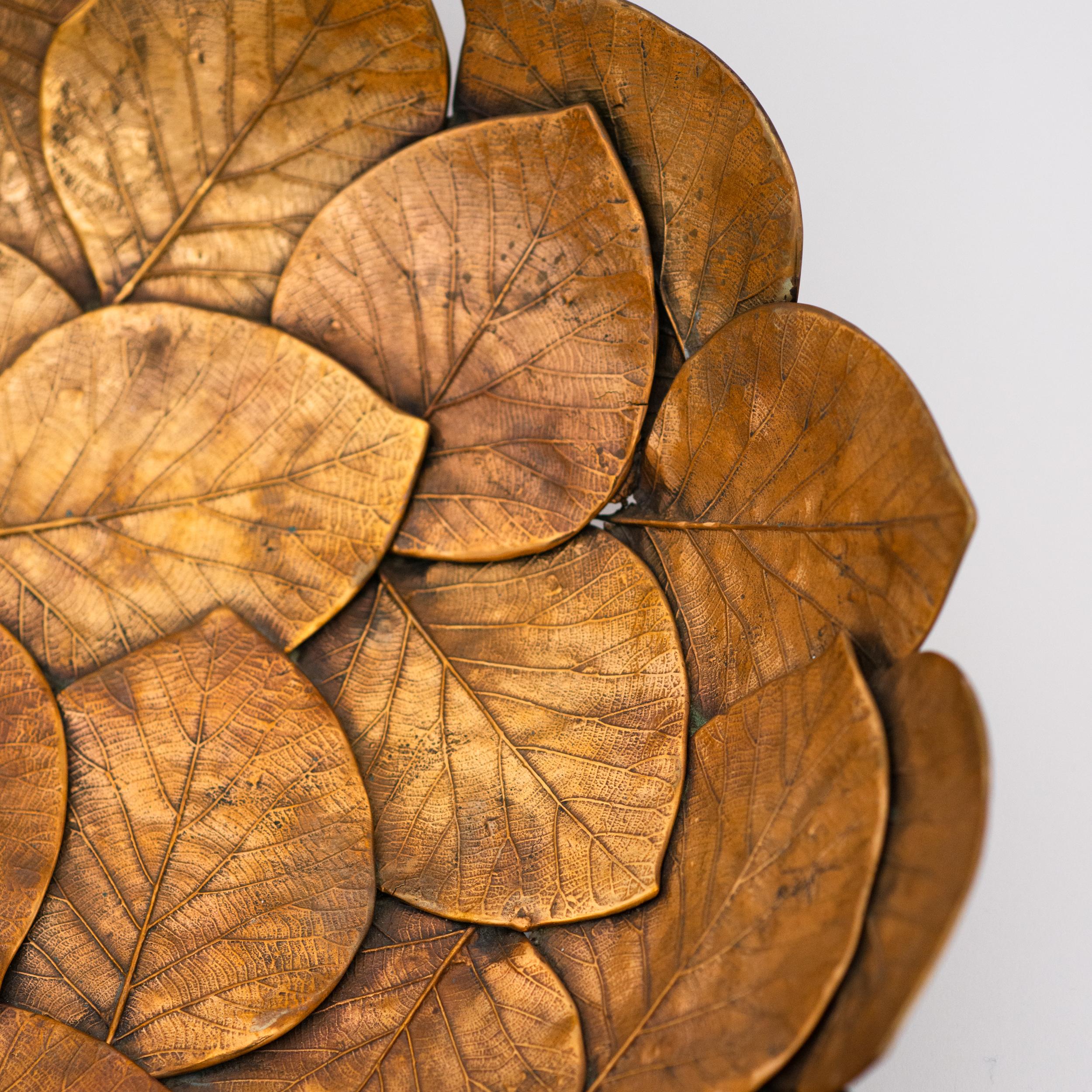 Organique Bol décoratif en laiton fait à la main avec des feuilles moulées, grand en vente