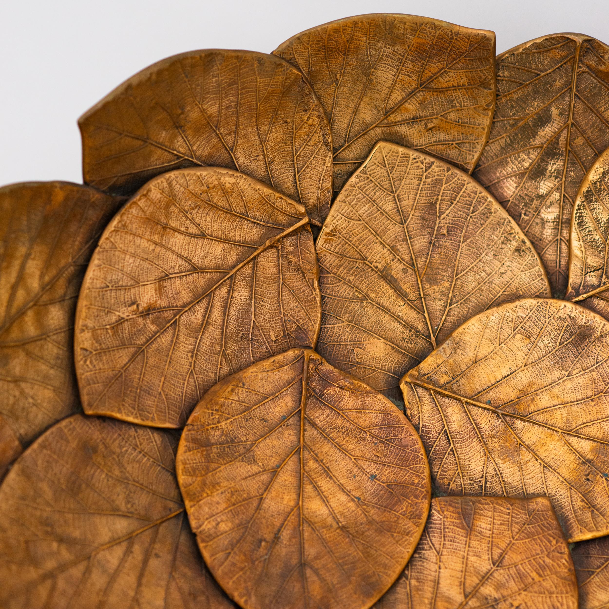 Patiné Bol décoratif en laiton fait à la main avec des feuilles moulées, grand en vente