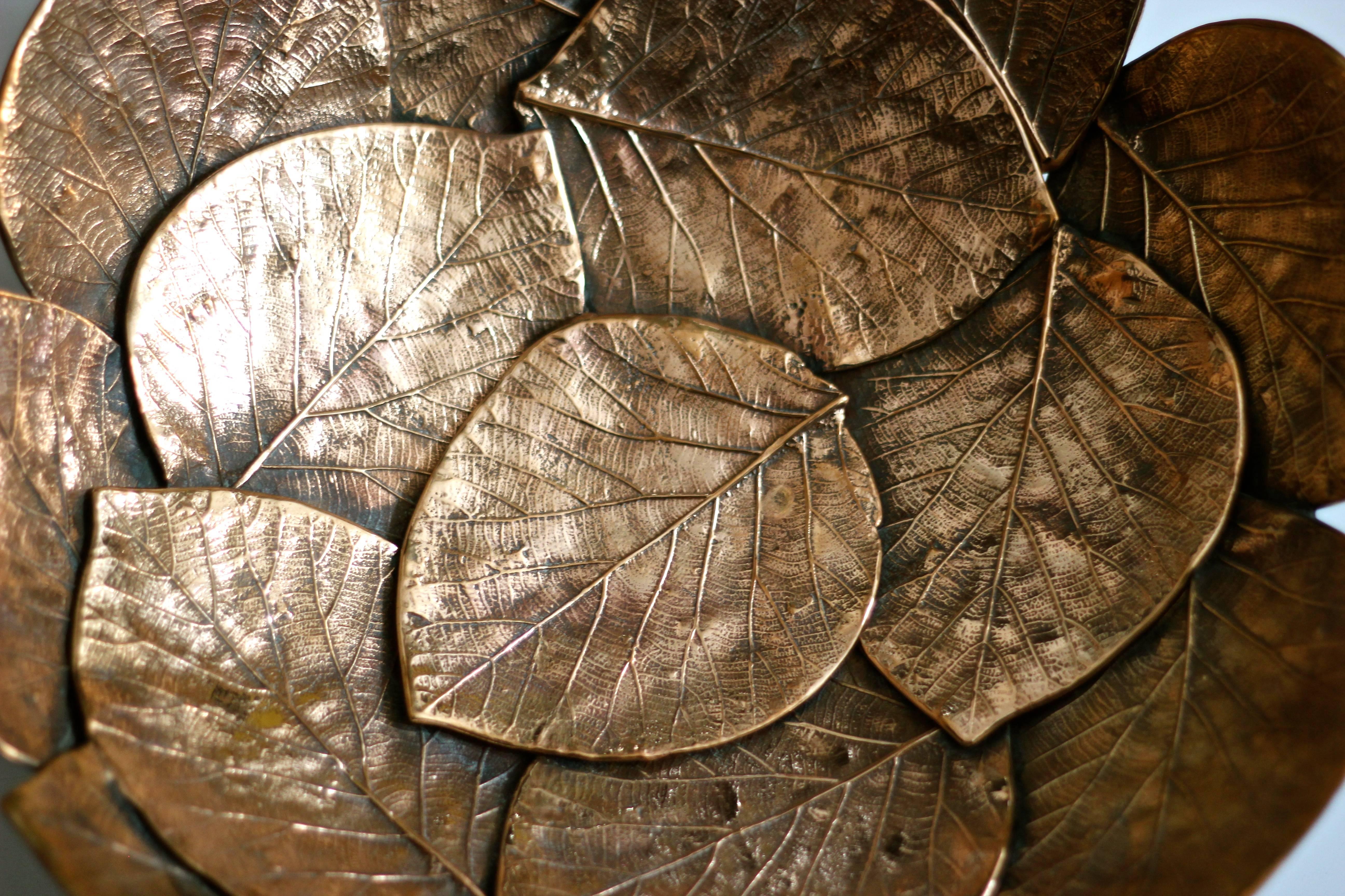 Organique Petit bol décoratif en laiton avec feuilles moulées, fait à la main en vente