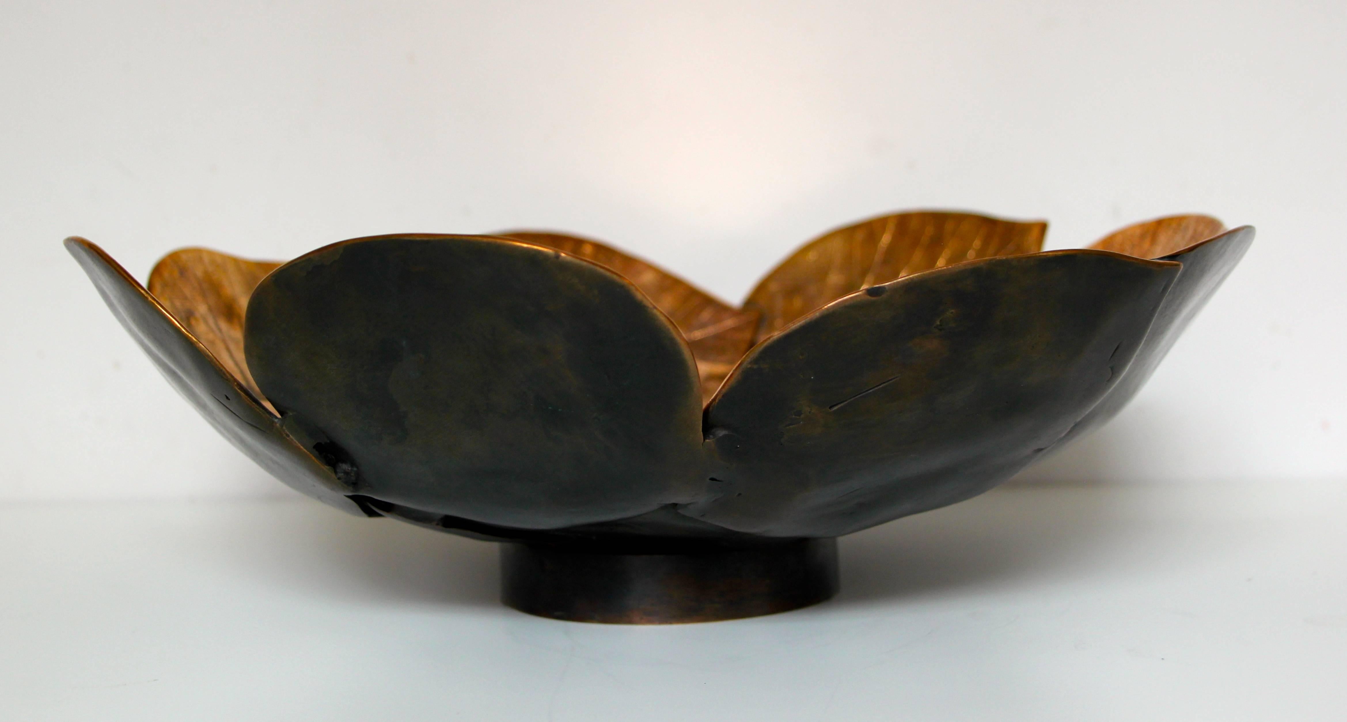 Moulage Petit bol décoratif en laiton avec feuilles moulées, fait à la main en vente