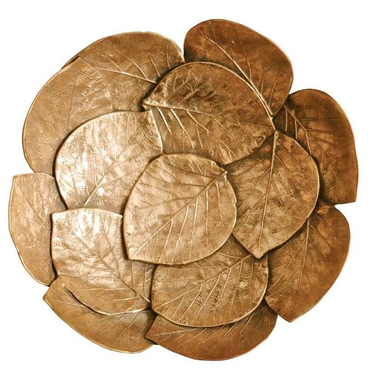 Petit bol décoratif en laiton avec feuilles moulées, fait à la main en vente