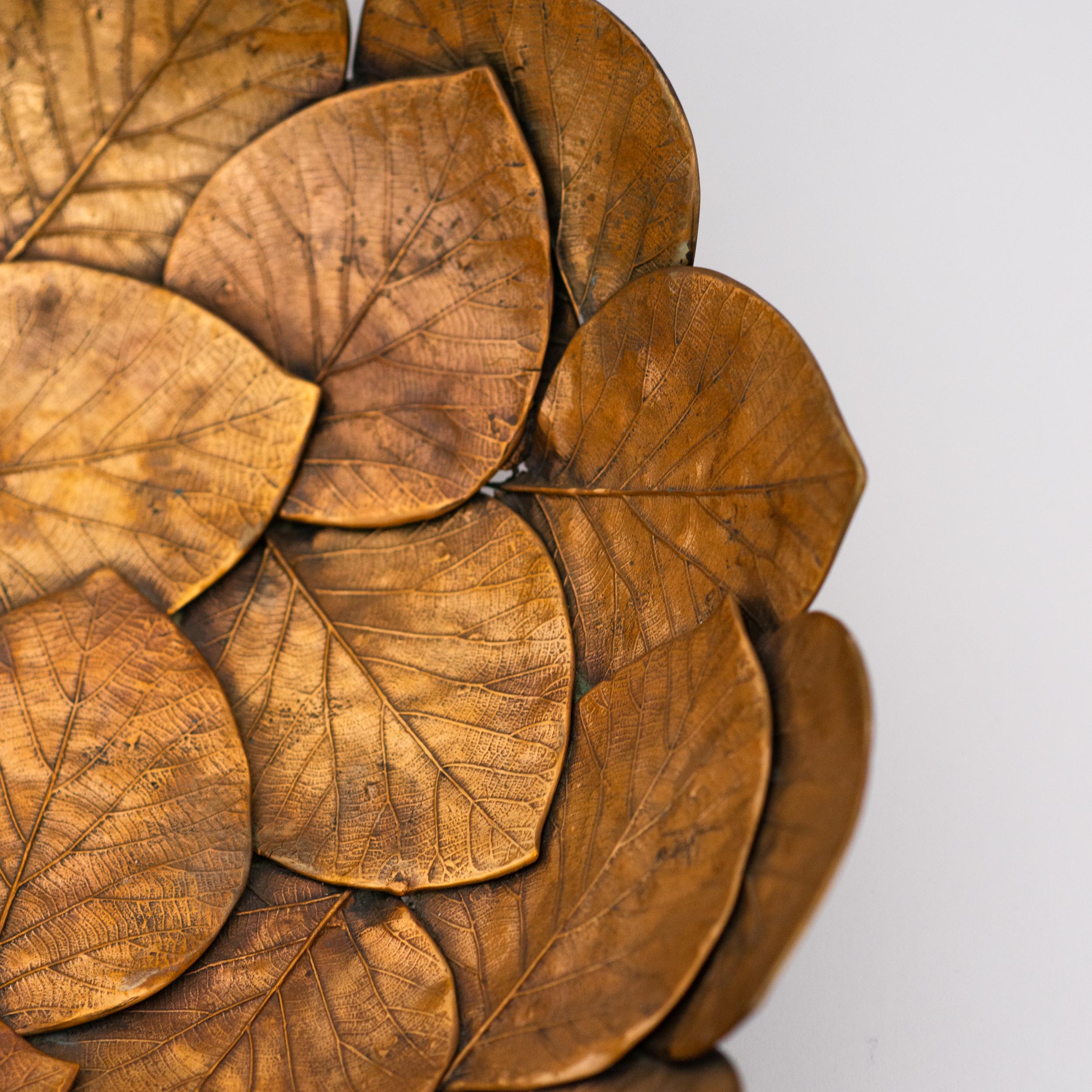 Bol sculptural en laiton fait à la main avec des feuilles moulées, moyen en vente 1