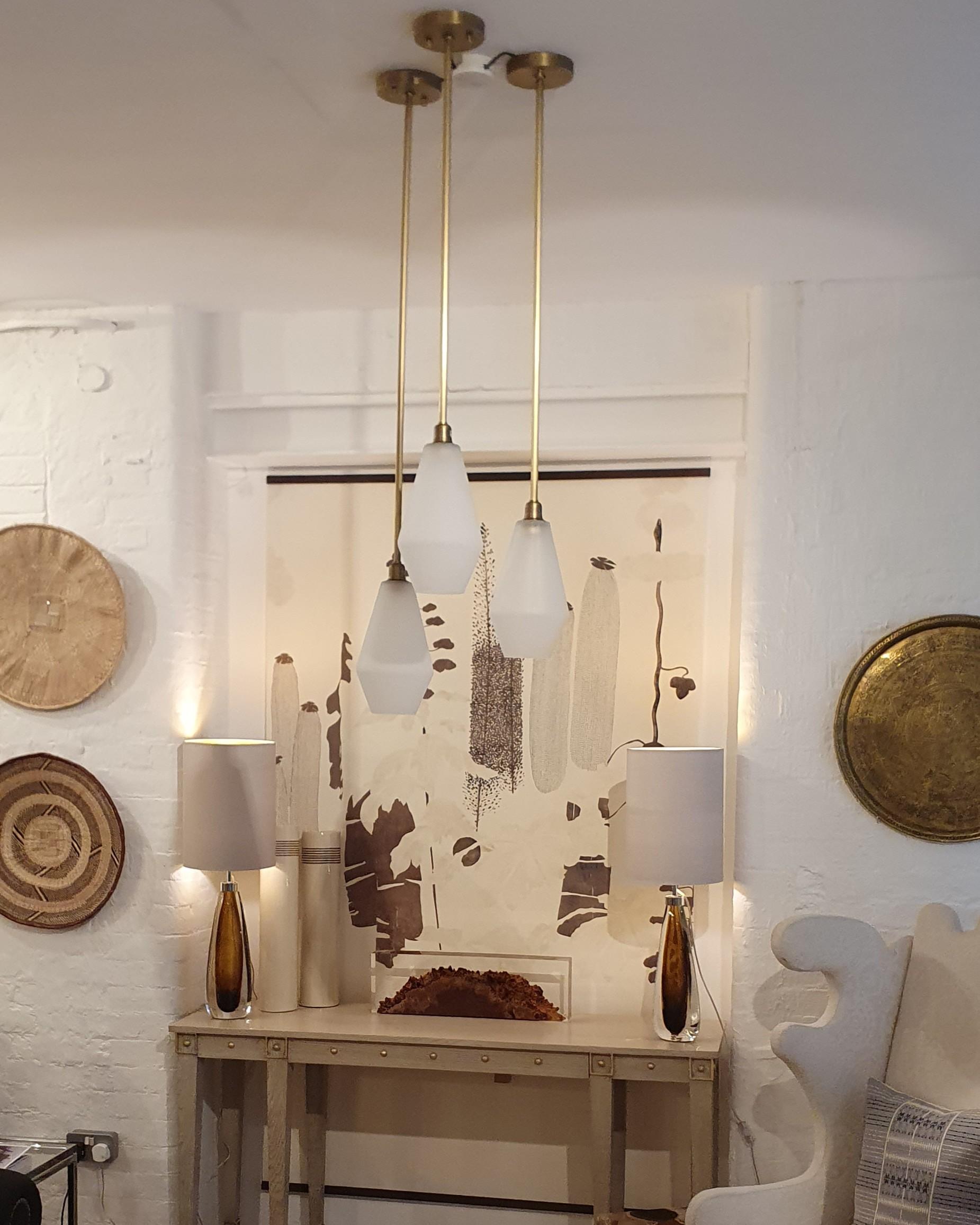 Lights en laiton faites à la main avec abat-jour en verre dépoli ou en porcelaine non émaillée Neuf - En vente à London, GB