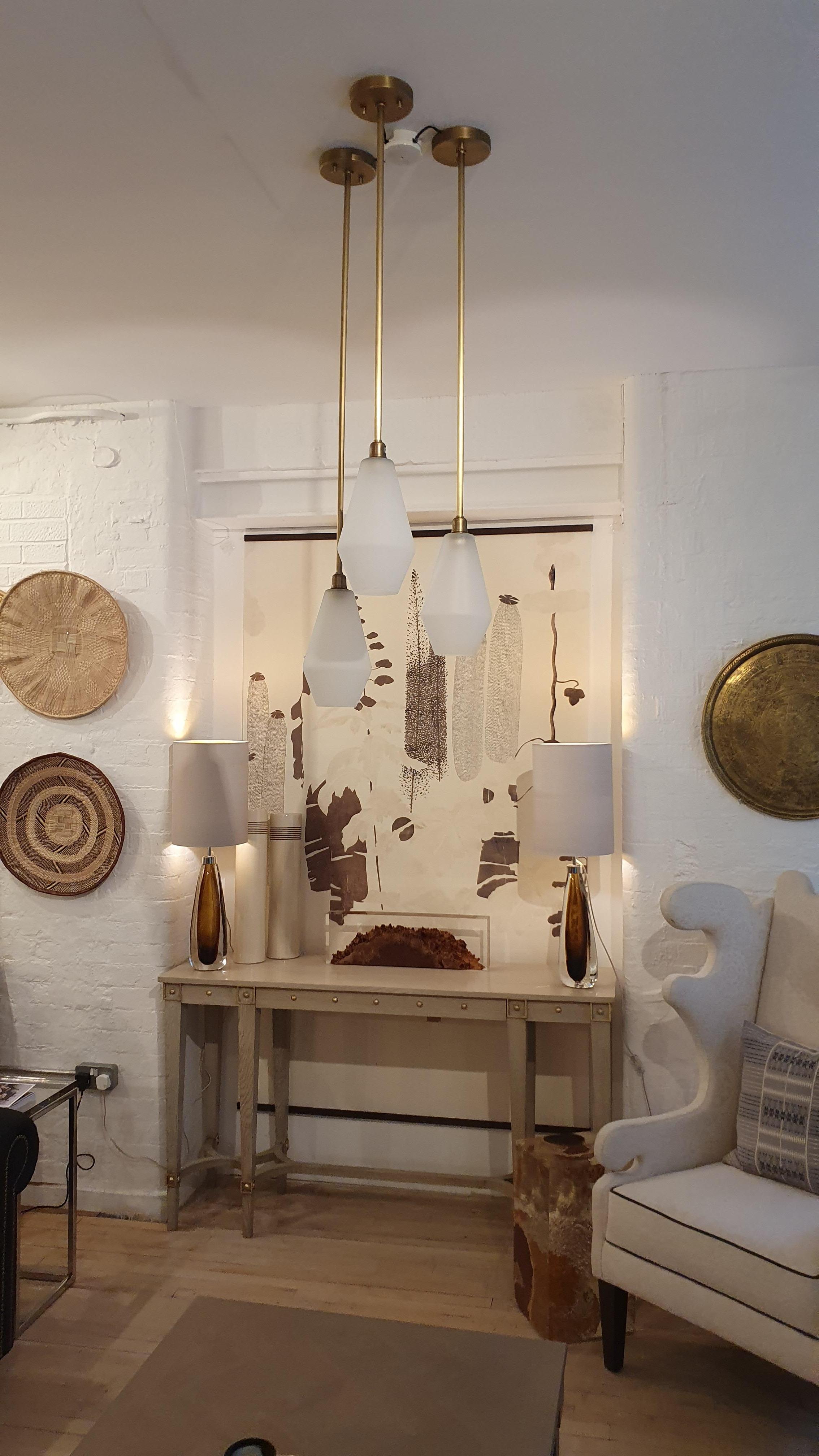Laiton Lights en laiton faites à la main avec abat-jour en verre dépoli ou en porcelaine non émaillée en vente