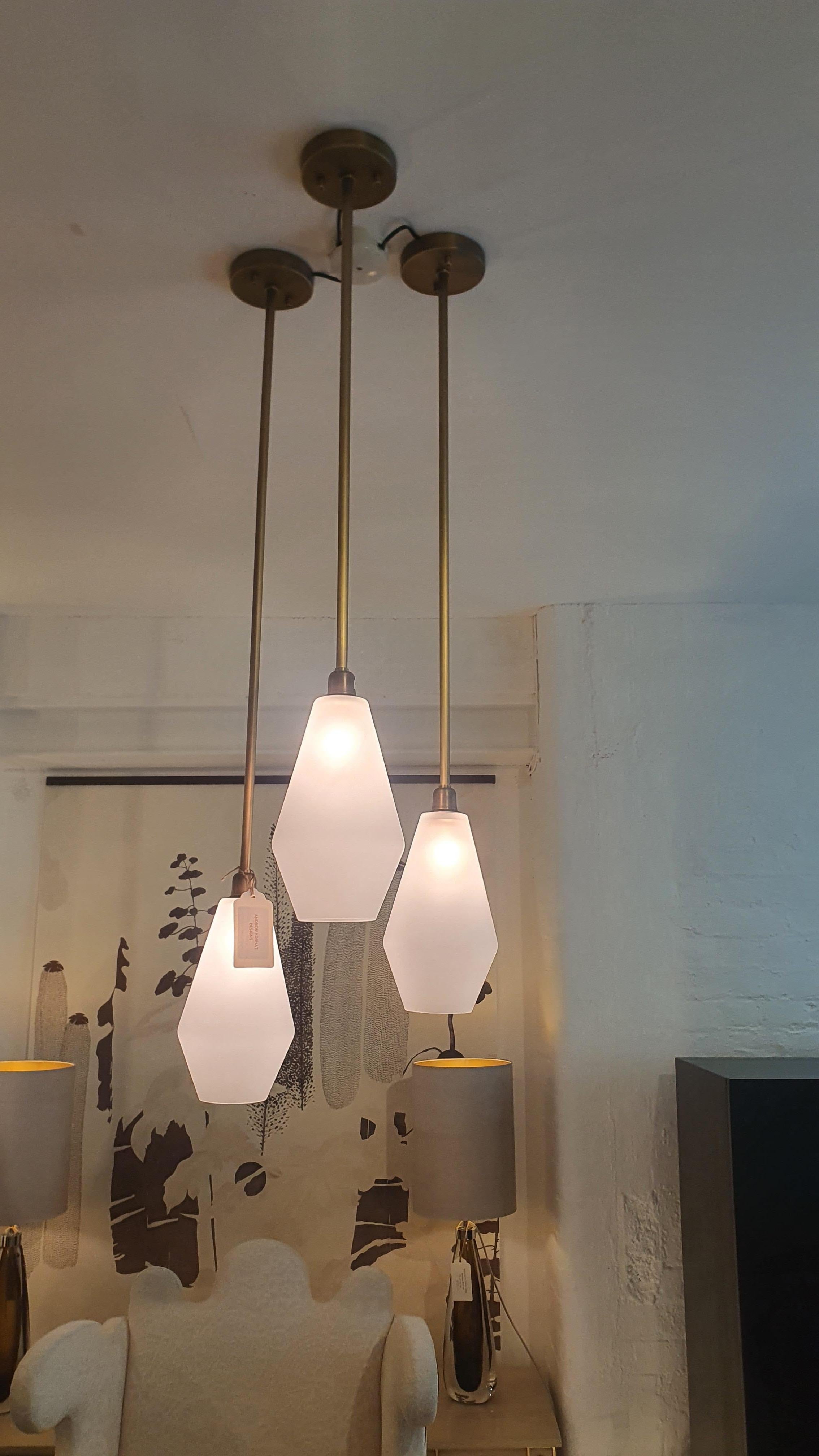 Lights en laiton faites à la main avec abat-jour en verre dépoli ou en porcelaine non émaillée en vente 1