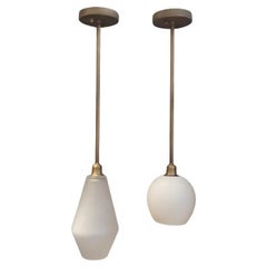 Handgefertigte Lights aus Messing mit Schirmen aus mattiertem Glas oder unglasiertem Porzellan