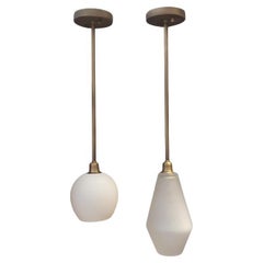 Handgefertigte Lights aus Messing mit Schirmen aus mattiertem Glas oder unglasiertem Porzellan