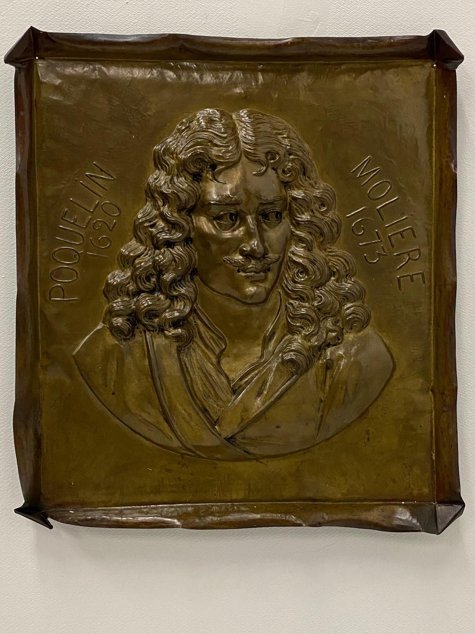Maravillosa placa mural de latón con la imagen en relieve del poeta Moliere.