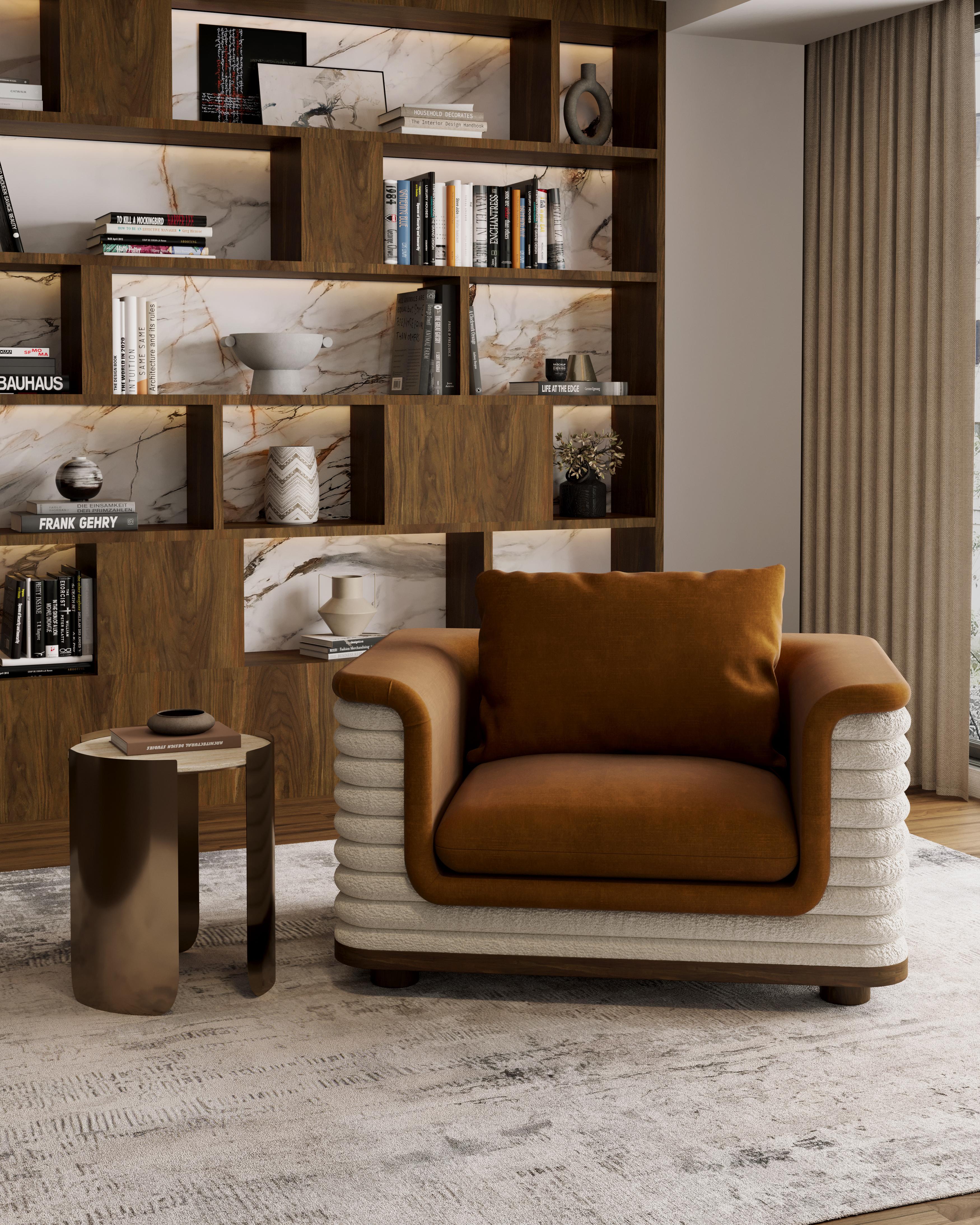 Portugais Table d'appoint Bria en laiton sculpté avec plateau en travertin par Nolita Harbour en vente