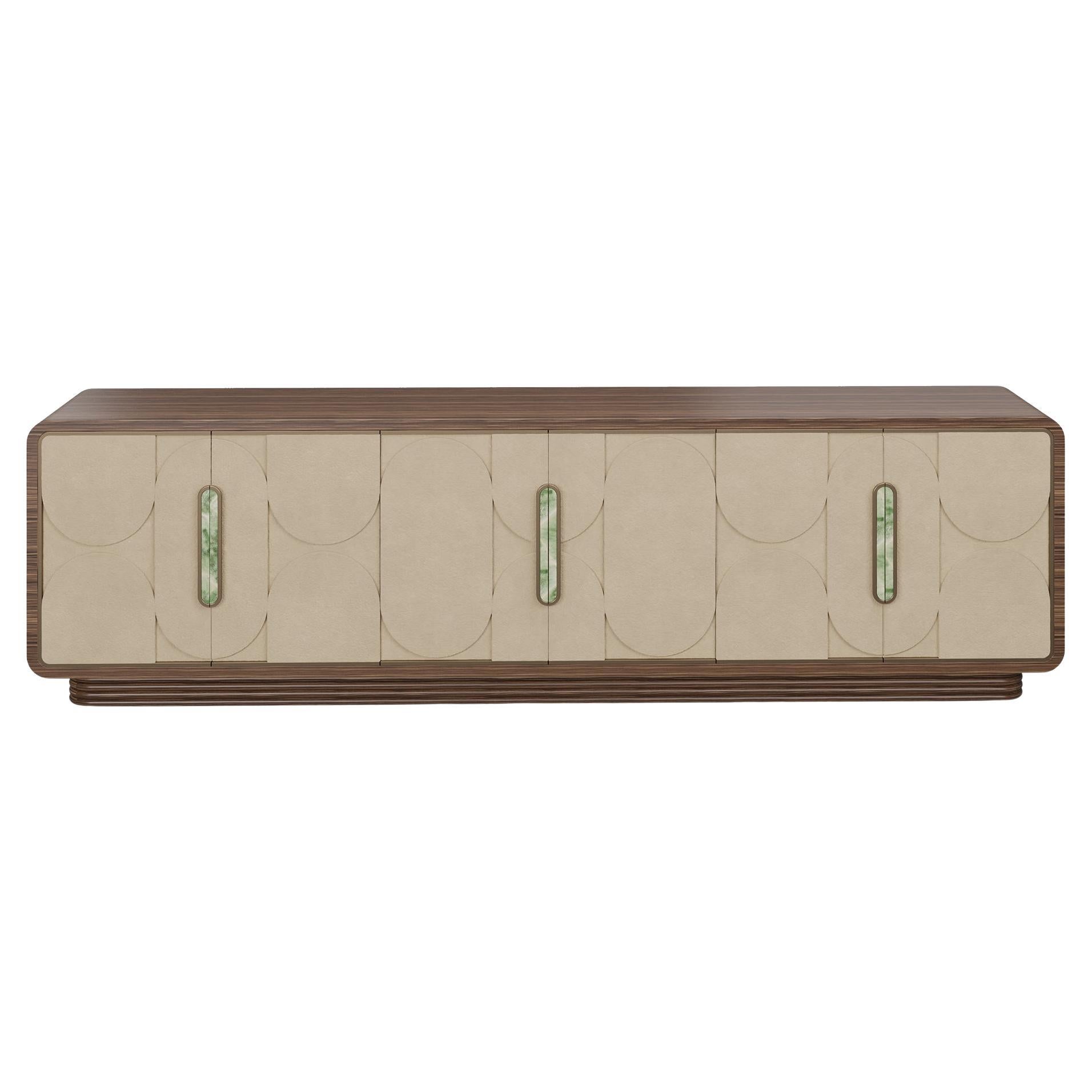 Organico moderno Credenza Brielle fatta a mano in Wood intagliato e con accenti in ottone Lux di Nolita Harbour in vendita