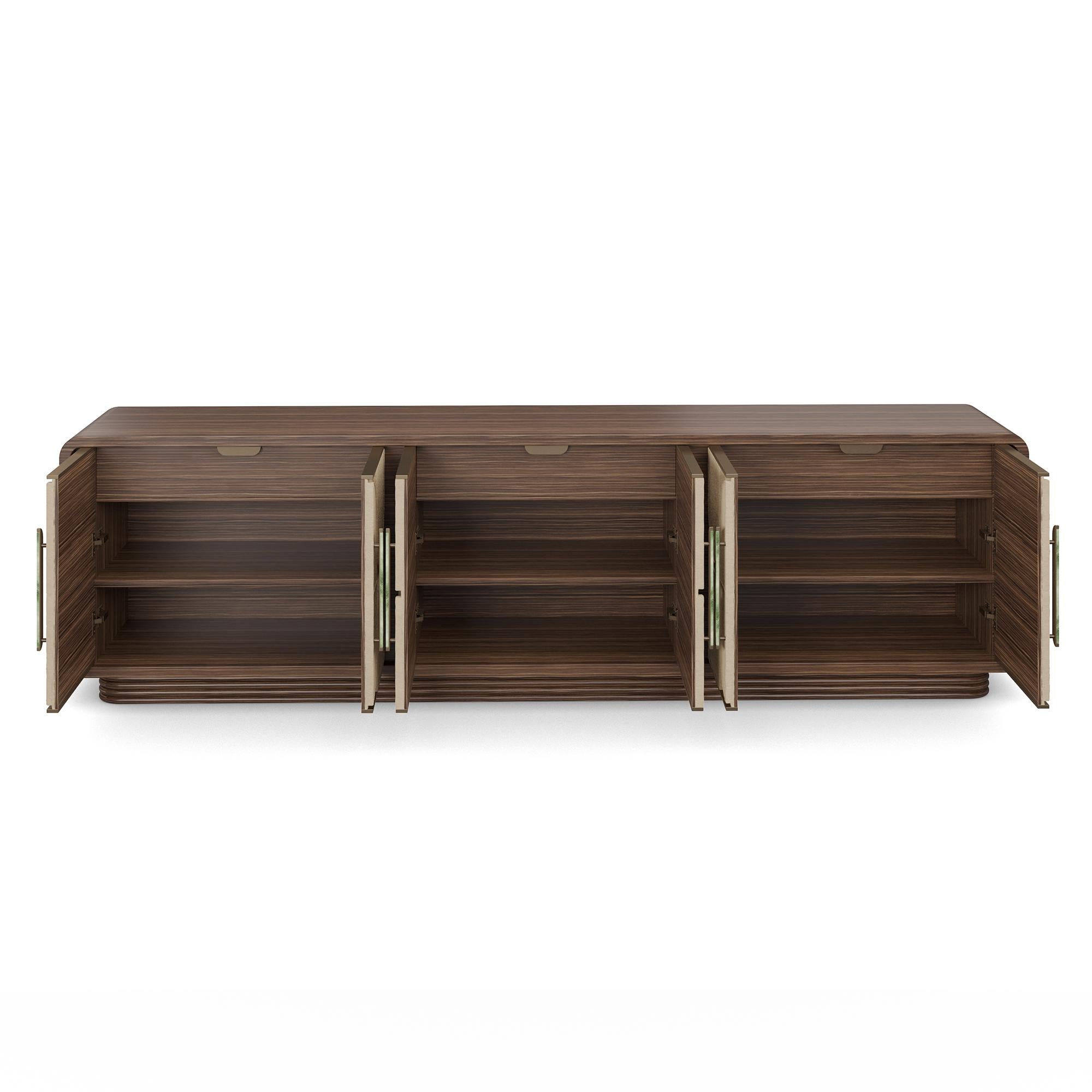 Portoghese Credenza Brielle fatta a mano in Wood intagliato e con accenti in ottone Lux di Nolita Harbour in vendita